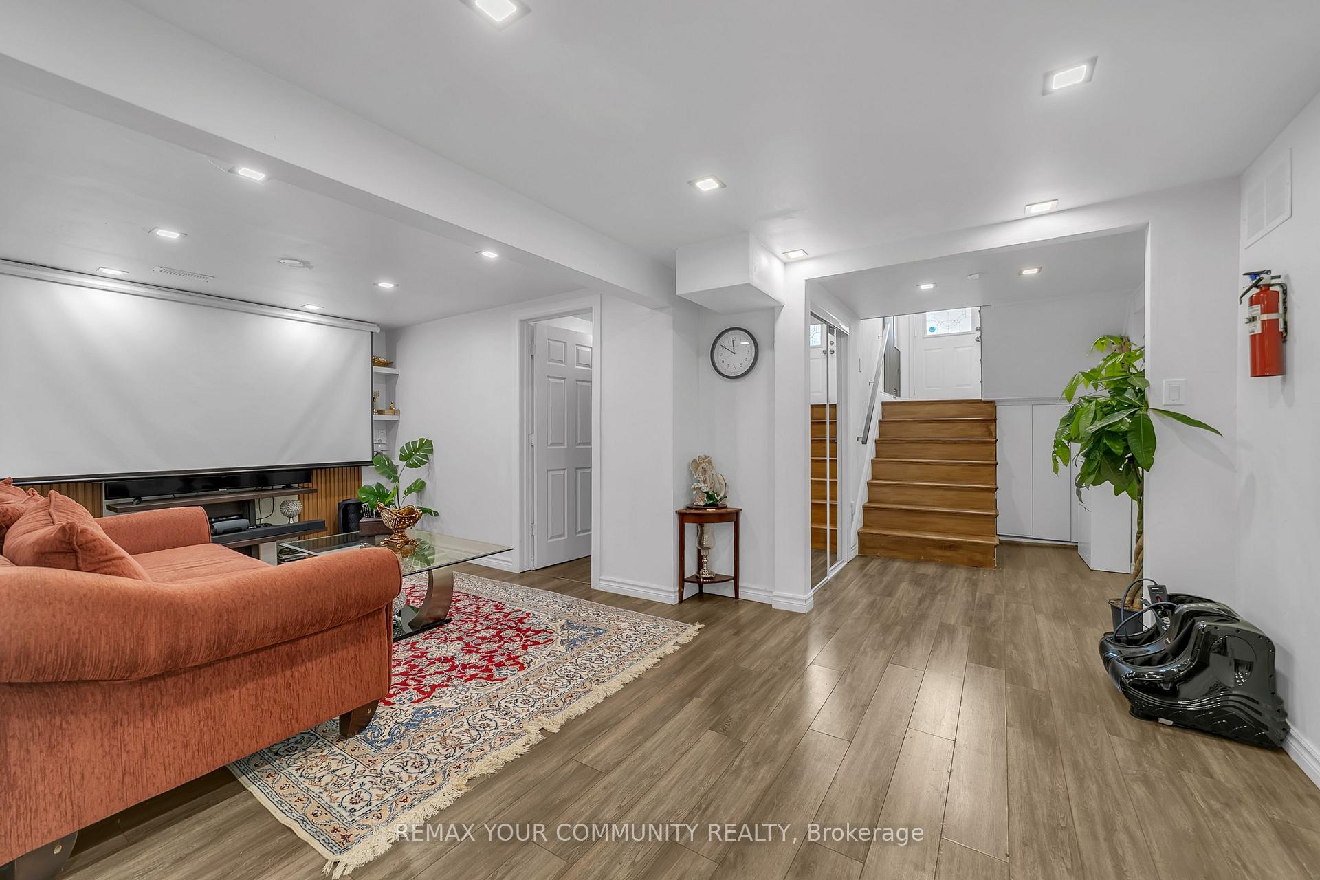 Photo 28 of 210 Currey Crescent, Newmarket, Central Newmarket — HOMEH