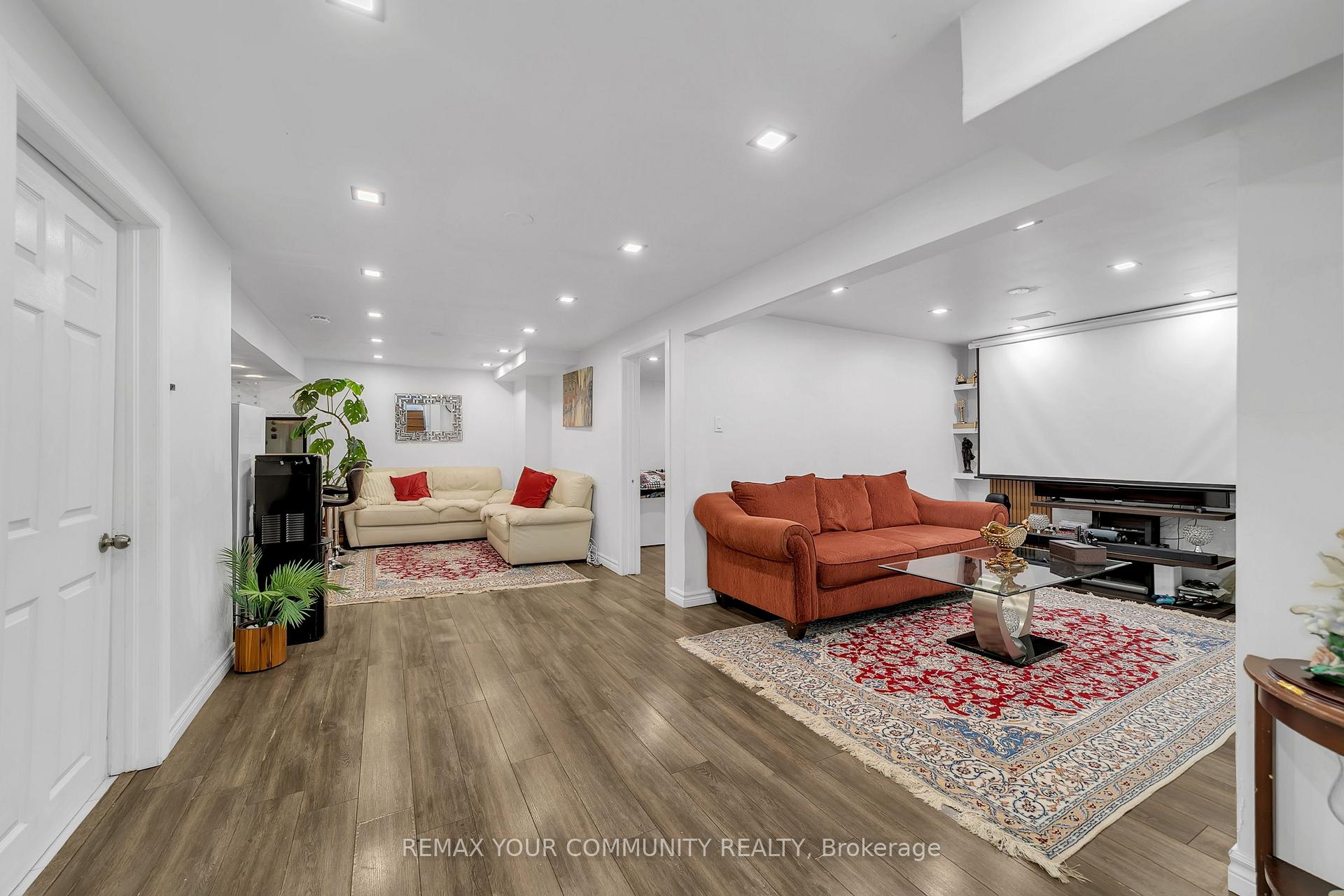 Photo 29 of 210 Currey Crescent, Newmarket, Central Newmarket — HOMEH