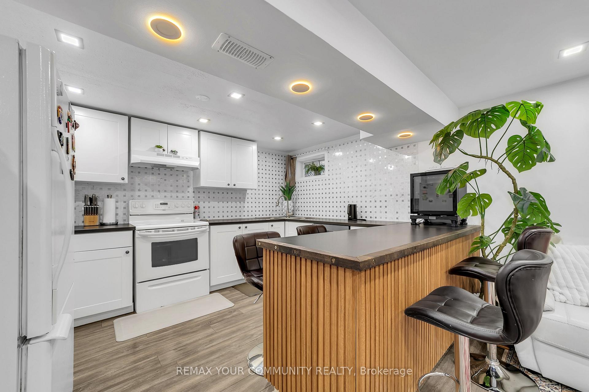 Photo 32 of 210 Currey Crescent, Newmarket, Central Newmarket — HOMEH