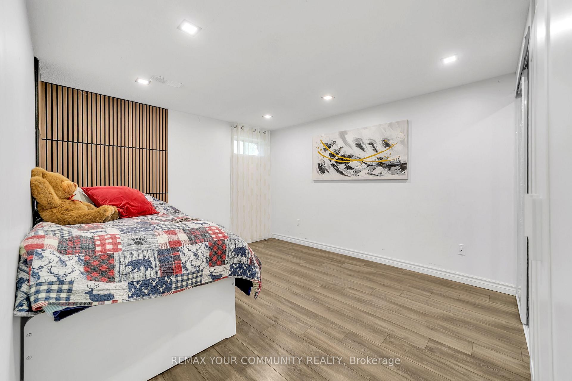 Photo 33 of 210 Currey Crescent, Newmarket, Central Newmarket — HOMEH