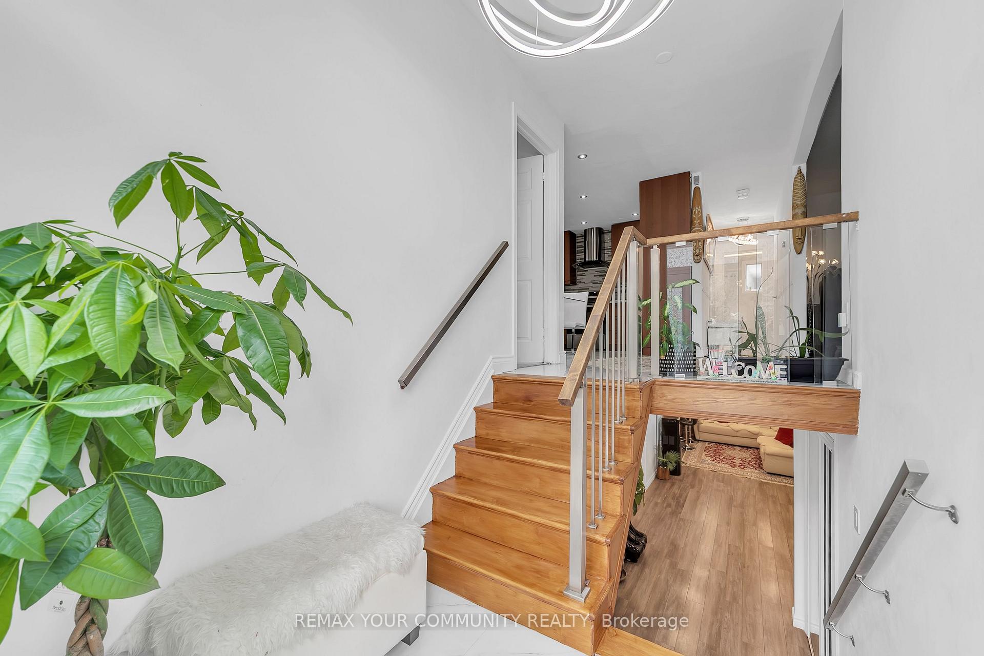Photo 6 of 210 Currey Crescent, Newmarket, Central Newmarket — HOMEH