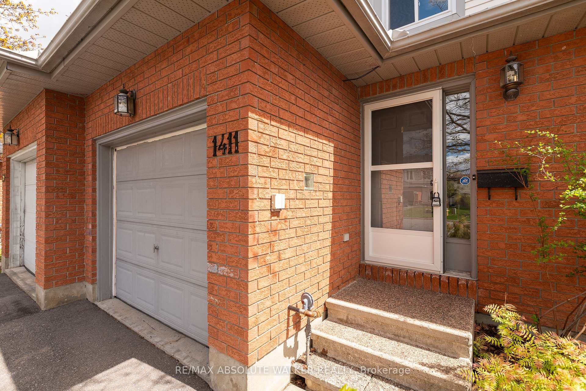 Photo 2 of 1411 Caravel Crescent, Ottawa, Bilberry Creek/Queenswood Heights — HOMEH