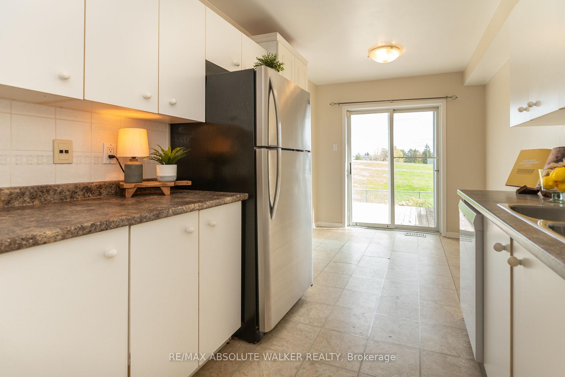 Photo 6 of 1411 Caravel Crescent, Ottawa, Bilberry Creek/Queenswood Heights — HOMEH