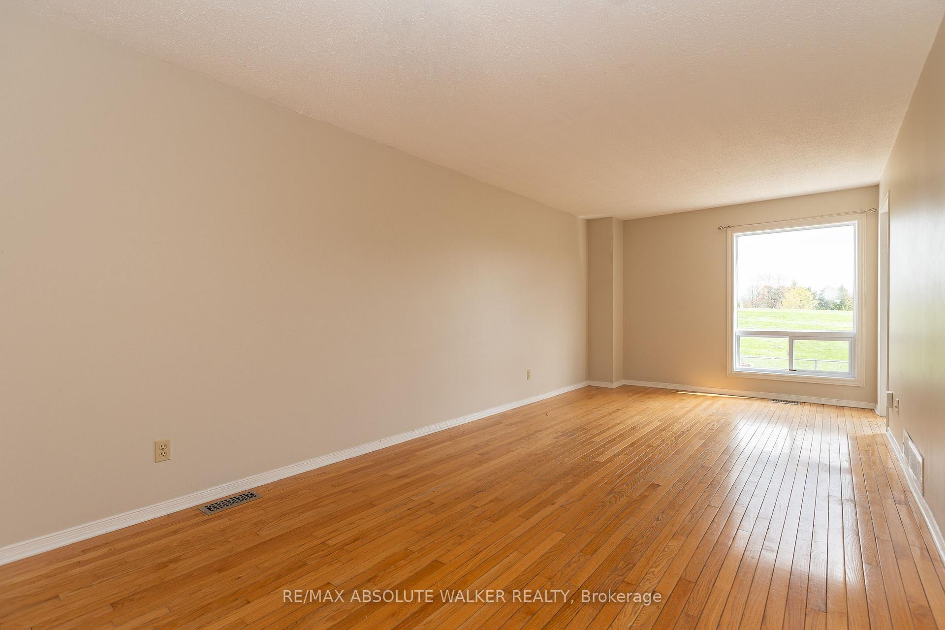 Photo 10 of 1411 Caravel Crescent, Ottawa, Bilberry Creek/Queenswood Heights — HOMEH