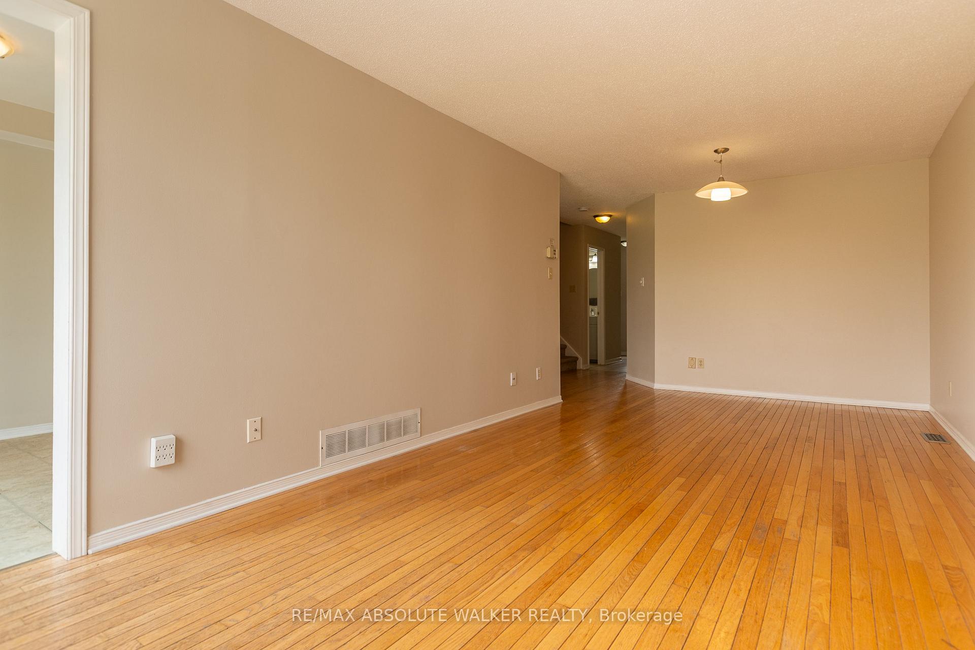 Photo 11 of 1411 Caravel Crescent, Ottawa, Bilberry Creek/Queenswood Heights — HOMEH