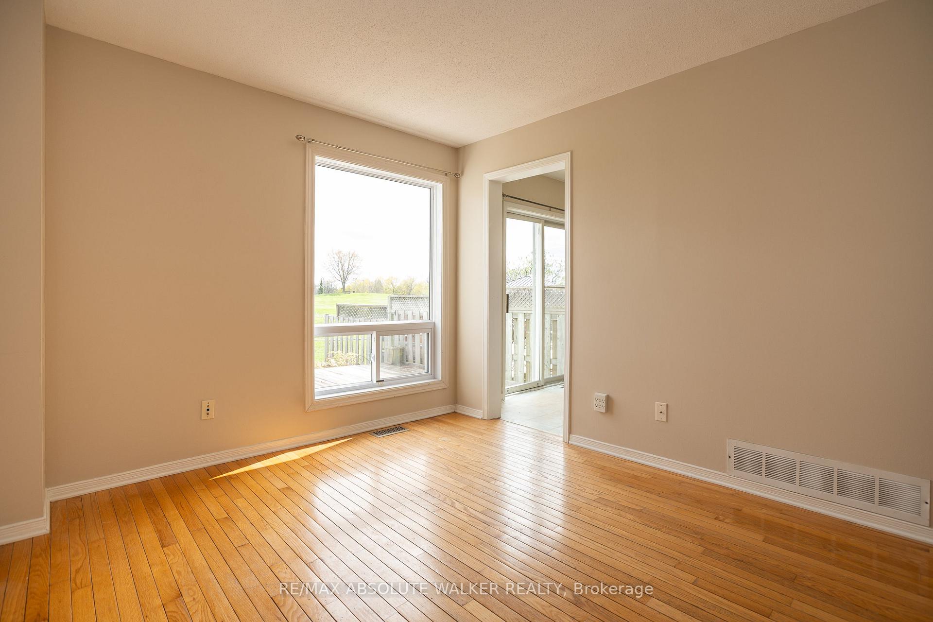 Photo 15 of 1411 Caravel Crescent, Ottawa, Bilberry Creek/Queenswood Heights — HOMEH