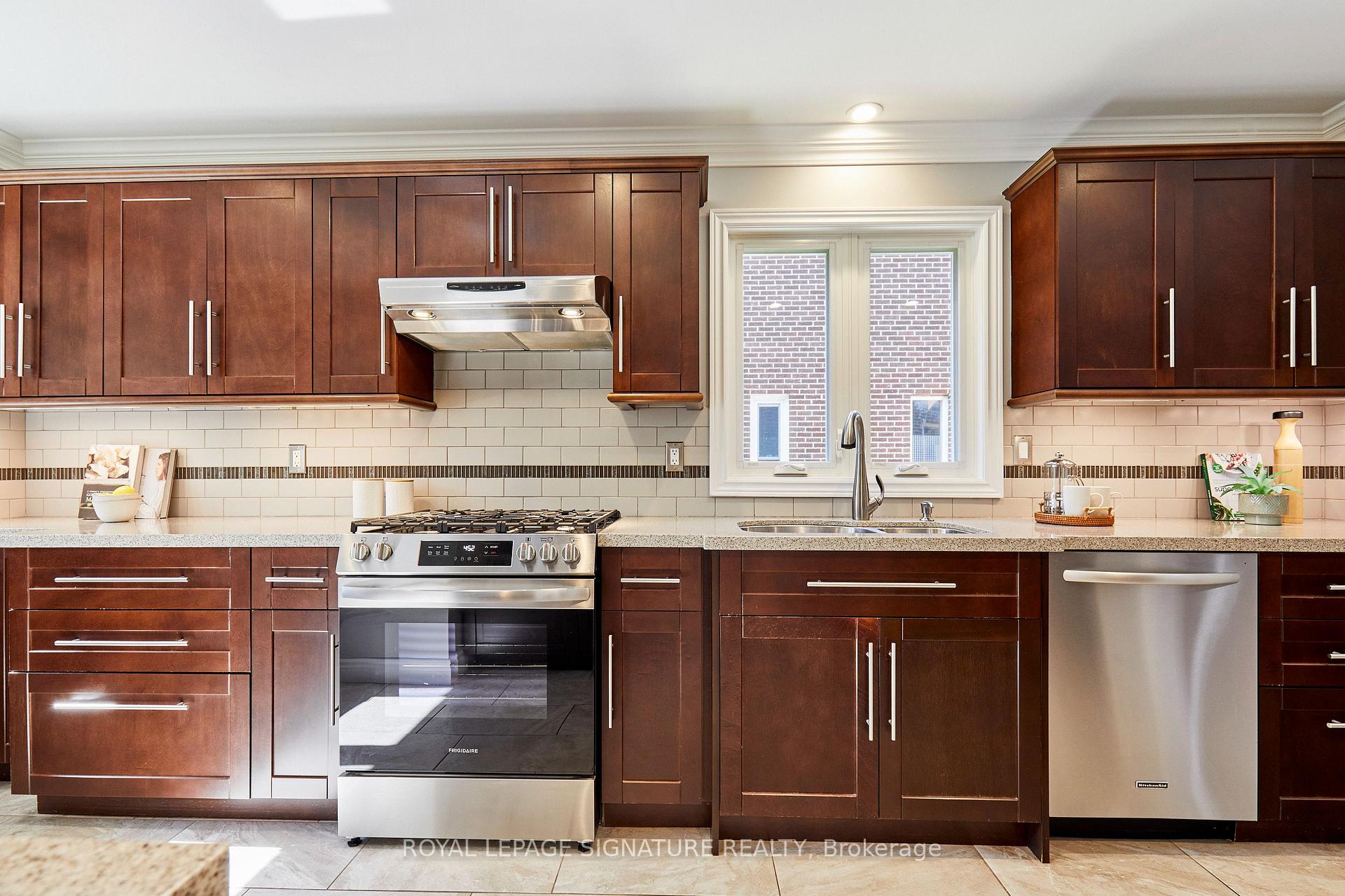 Photo 10 of 122 Heatherside Drive, Scarborough, L'Amoreaux — HOMEH