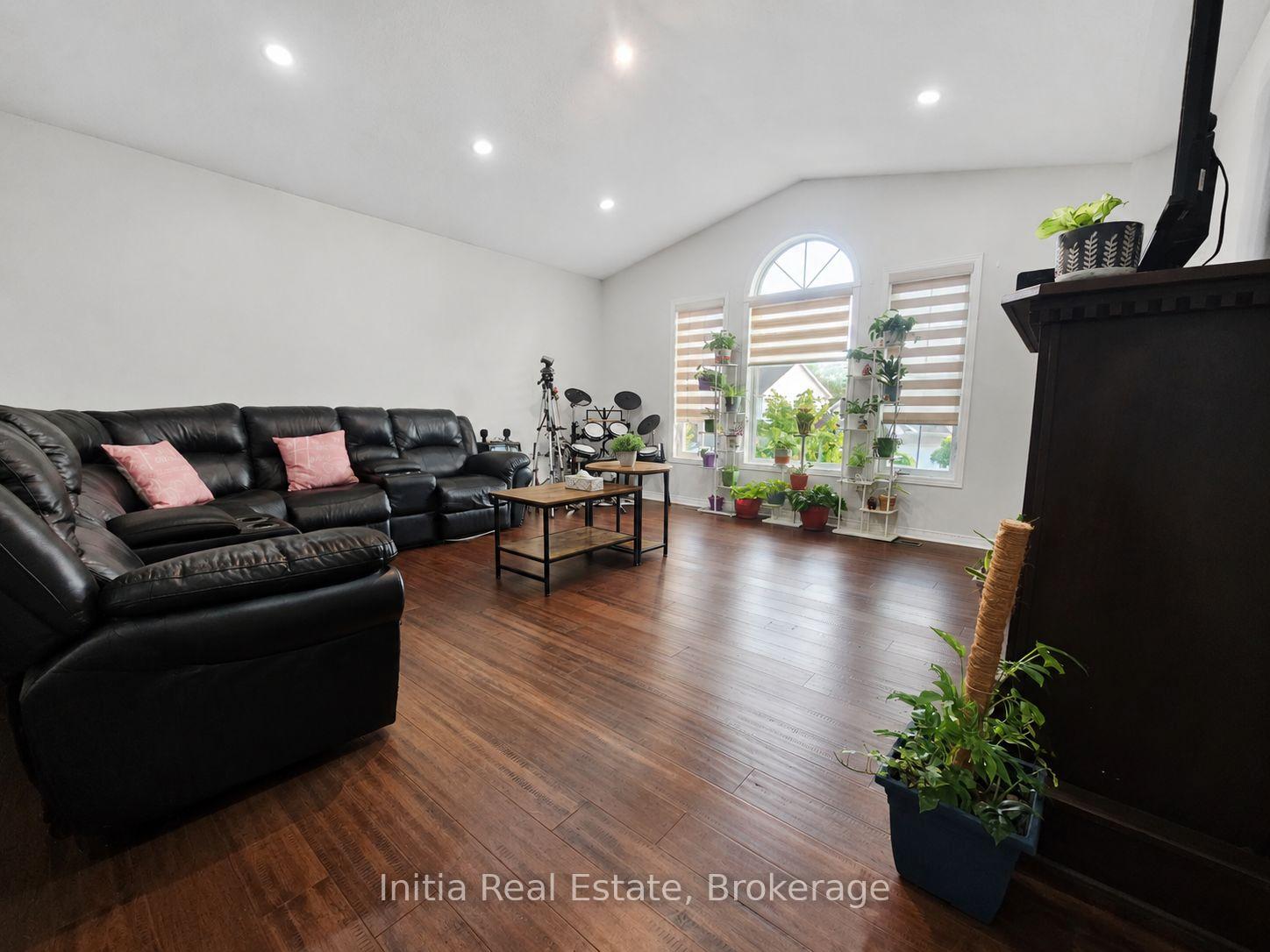 Photo 23 of 34 Bellrock Crescent, London, East D — HOMEH