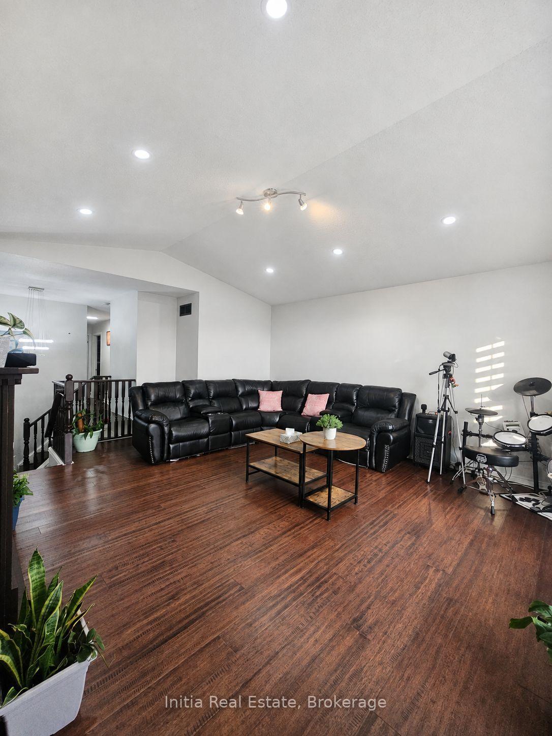 Photo 24 of 34 Bellrock Crescent, London, East D — HOMEH