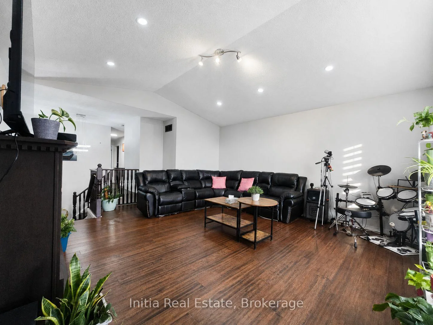 Photo 29 of 34 Bellrock Crescent, London, East D — HOMEH