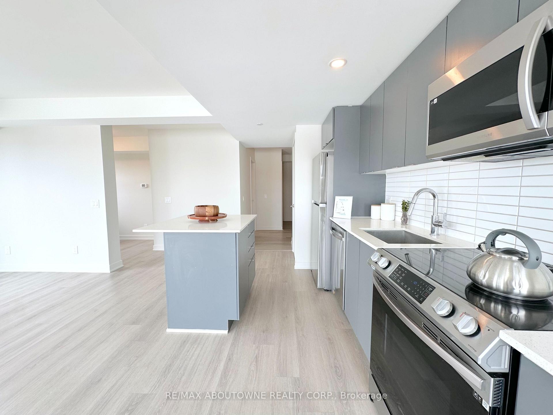 Photo 3 of Unit 521, 3385 Dundas Street W, Toronto, Runnymede-Bloor West Village — HOMEH