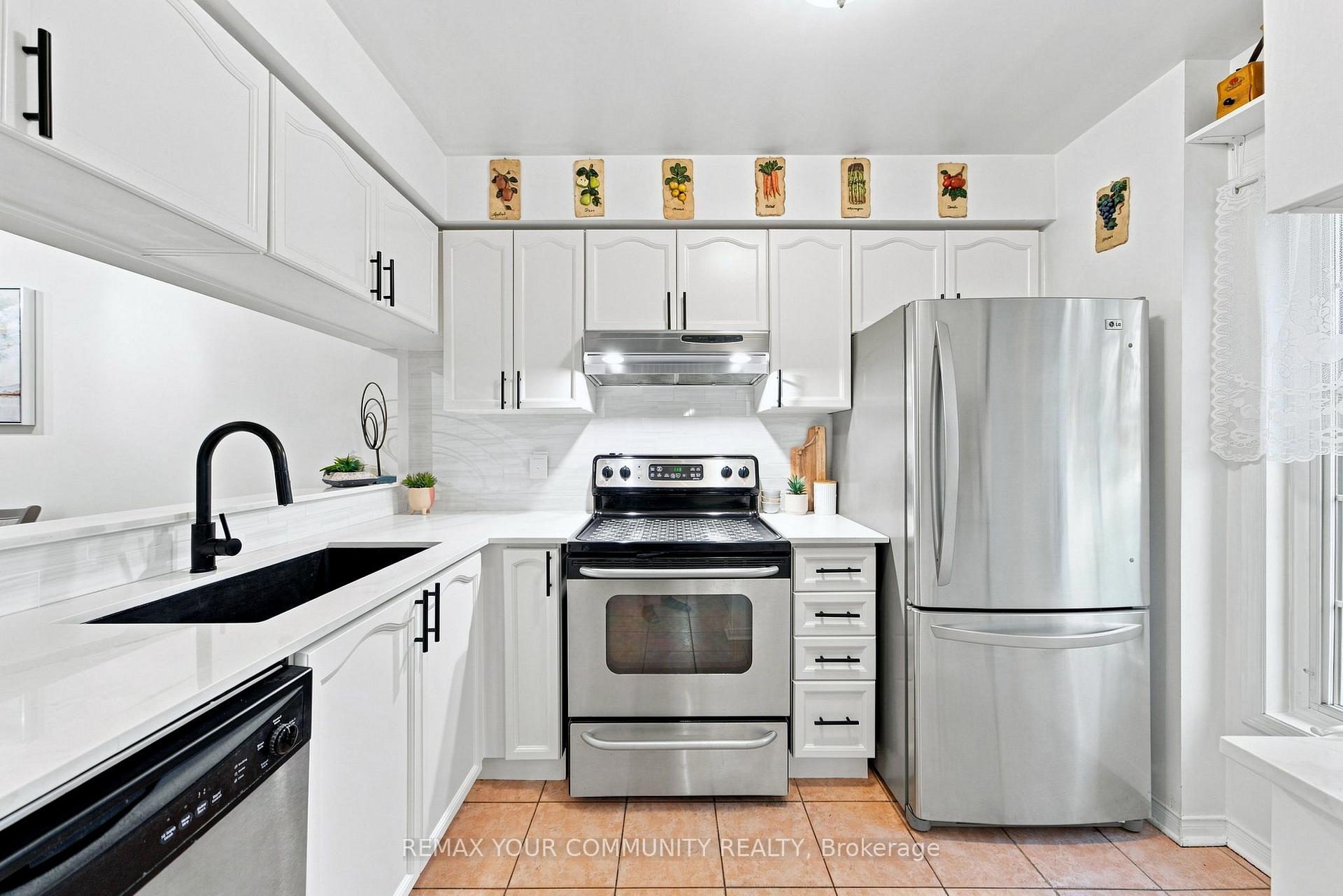 Photo 6 of Unit 11, 210 Manitoba Street, Etobicoke, Mimico — HOMEH