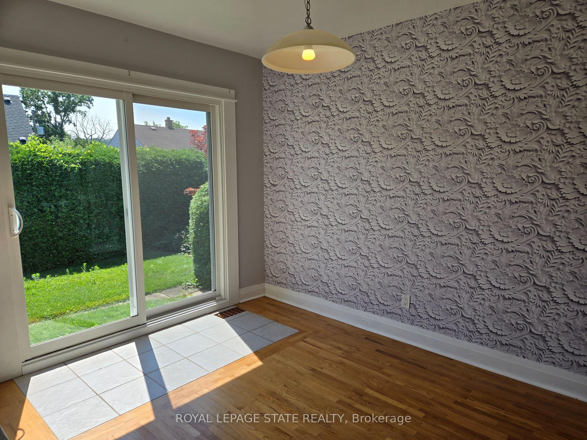 Photo 3 of 48 Mountain Avenue N, Hamilton, Stoney Creek — HOMEH
