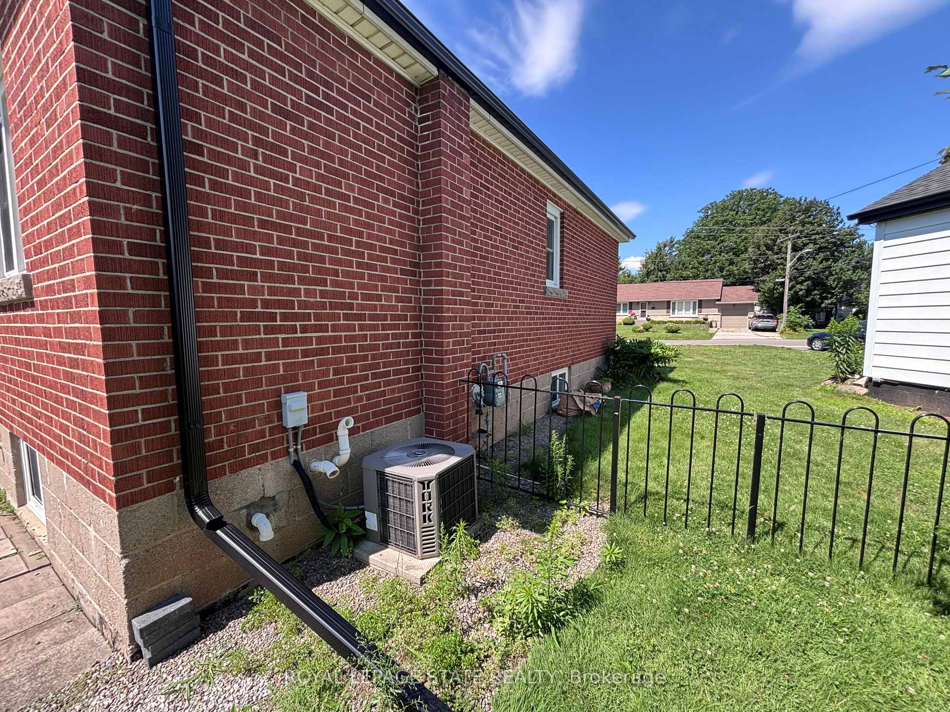 Photo 4 of 48 Mountain Avenue N, Hamilton, Stoney Creek — HOMEH