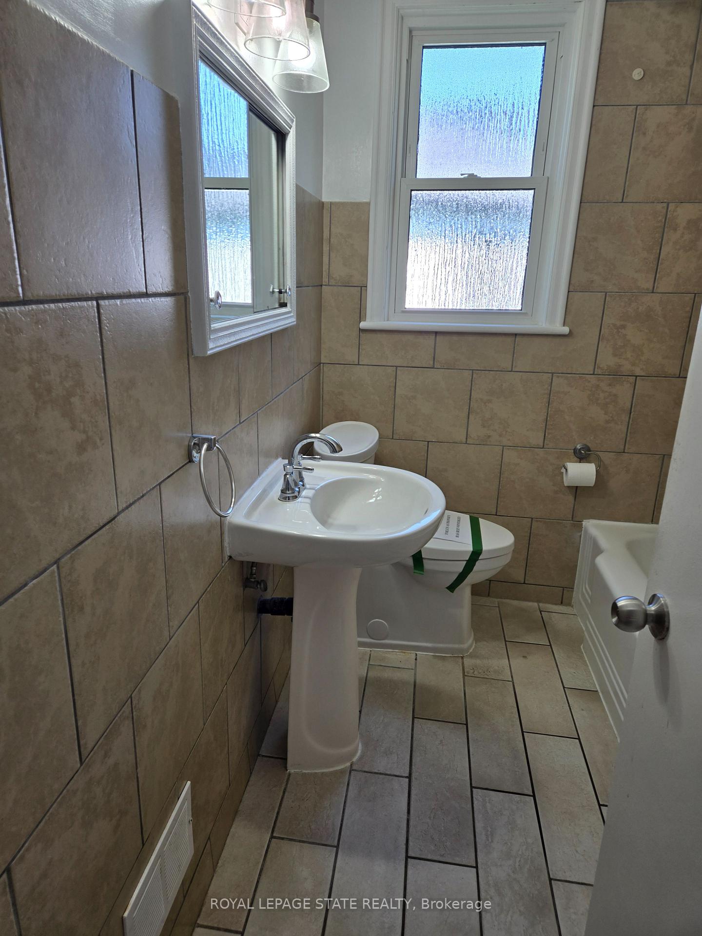 Photo 10 of 48 Mountain Avenue N, Hamilton, Stoney Creek — HOMEH