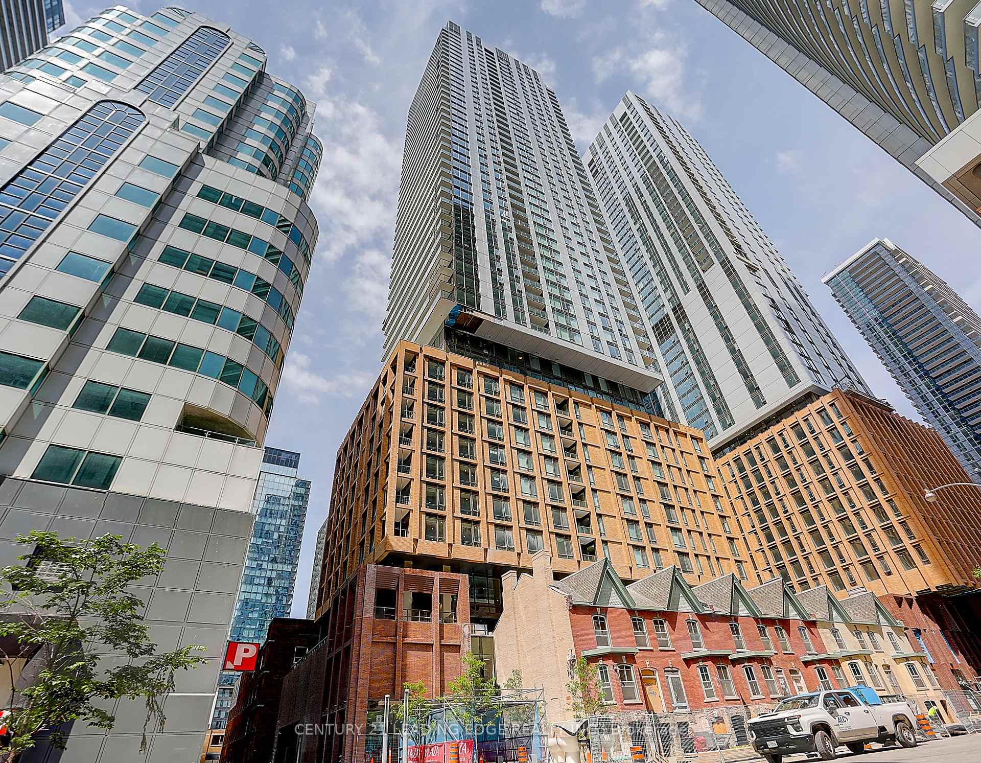 Photo 2 of Unit 913, 8 Widmer Street, Toronto, Waterfront Communities — HOMEH