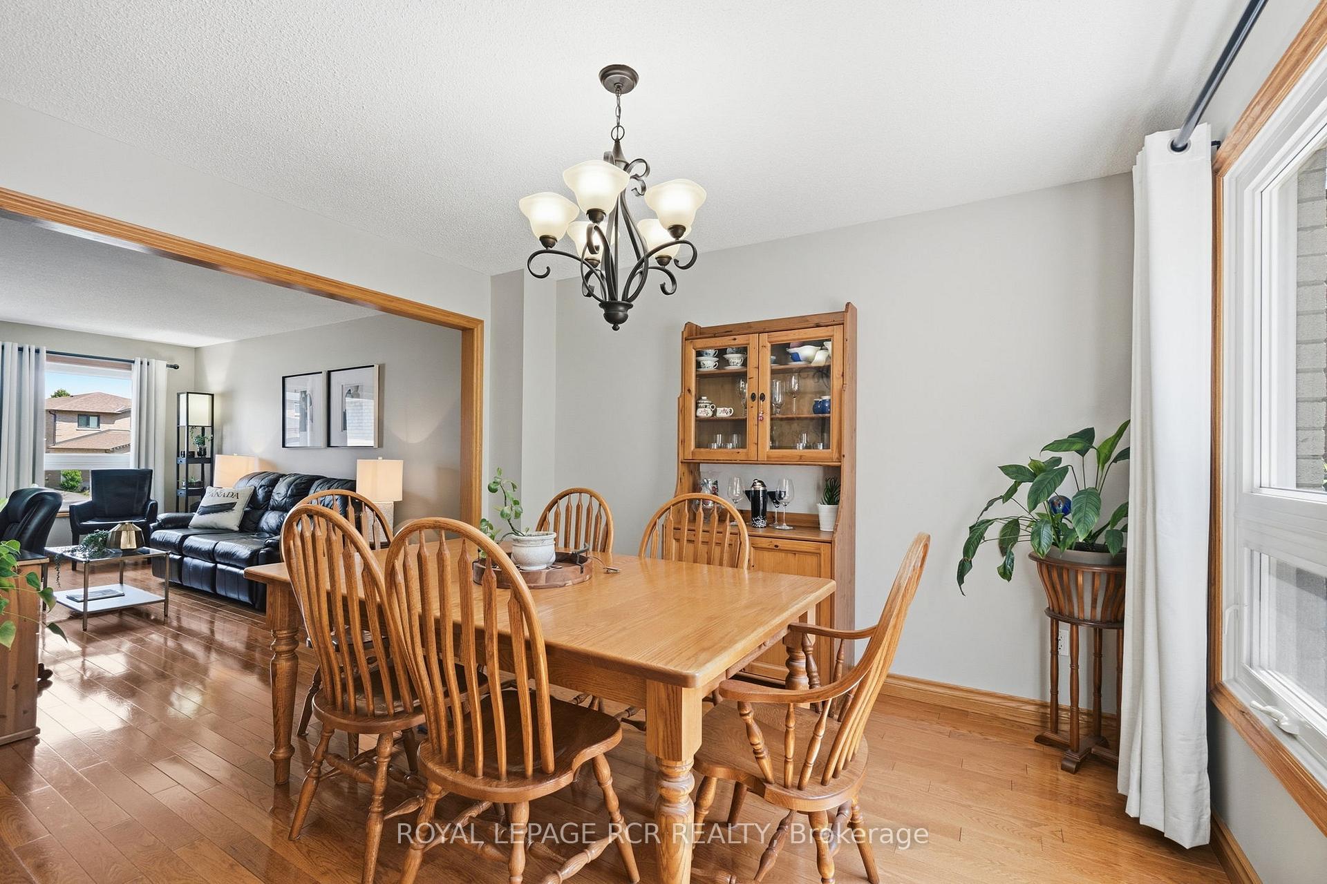 Photo 10 of 9 Doepath Way, Caledon, Bolton West — HOMEH