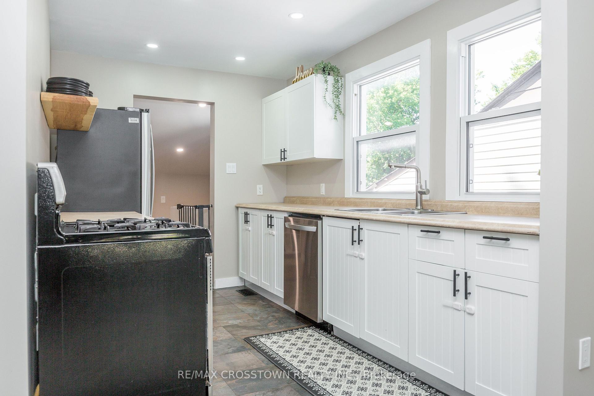 Photo 2 of 281 Elizabeth Street, Midland — HOMEH