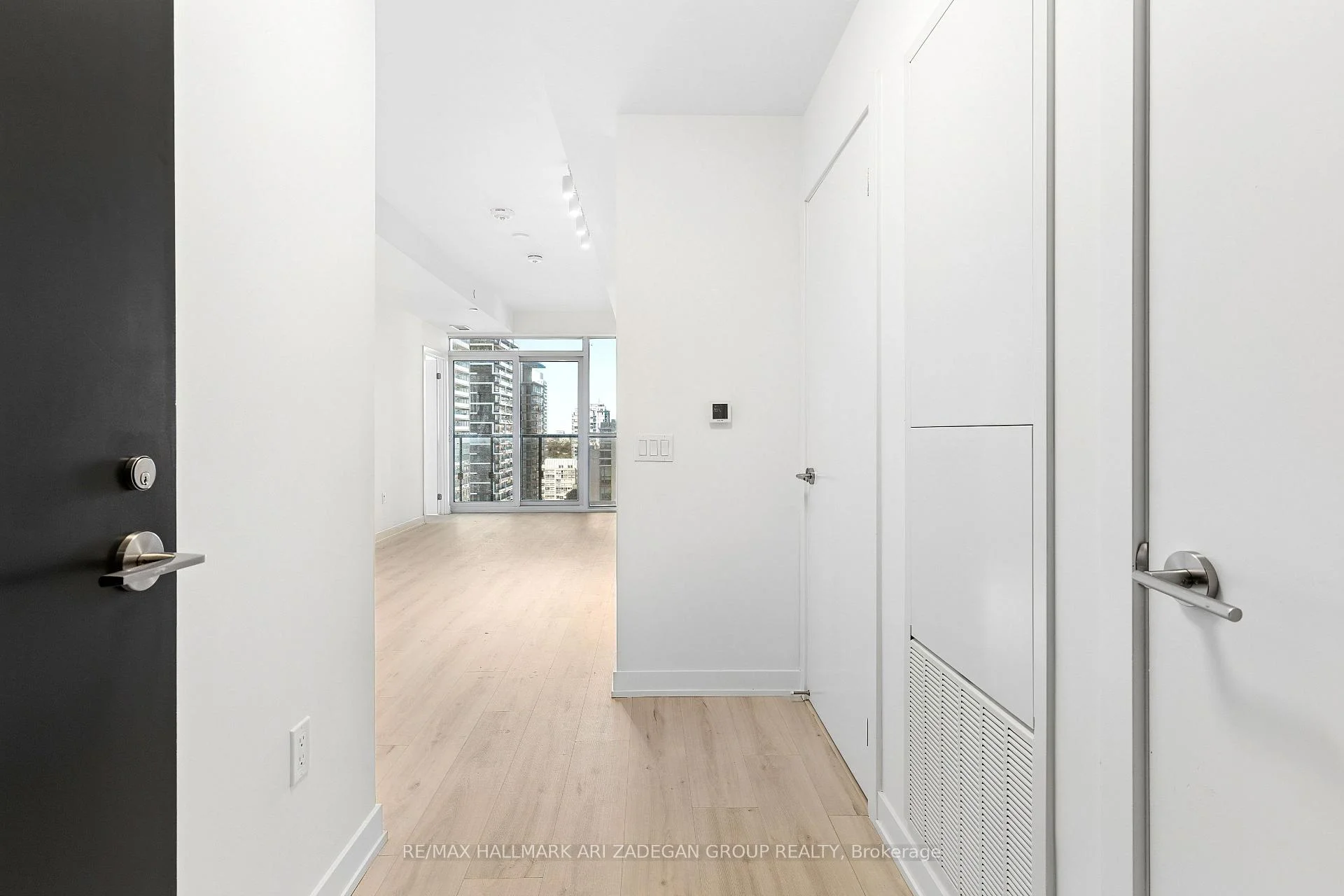 Photo 4 of Unit 2102, 110 Broadway Avenue, Toronto, Mount Pleasant West — HOMEH