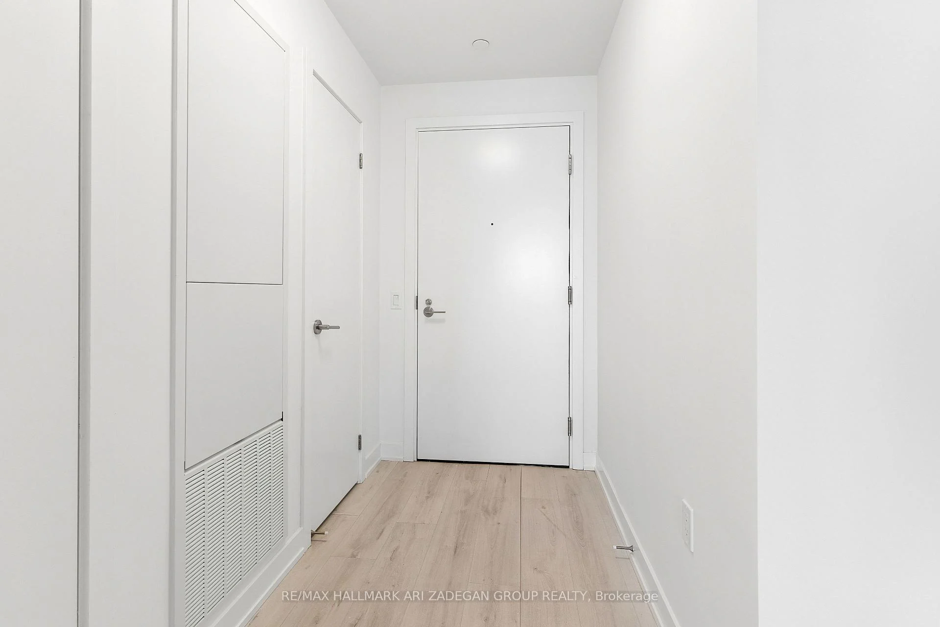 Photo 5 of Unit 2102, 110 Broadway Avenue, Toronto, Mount Pleasant West — HOMEH