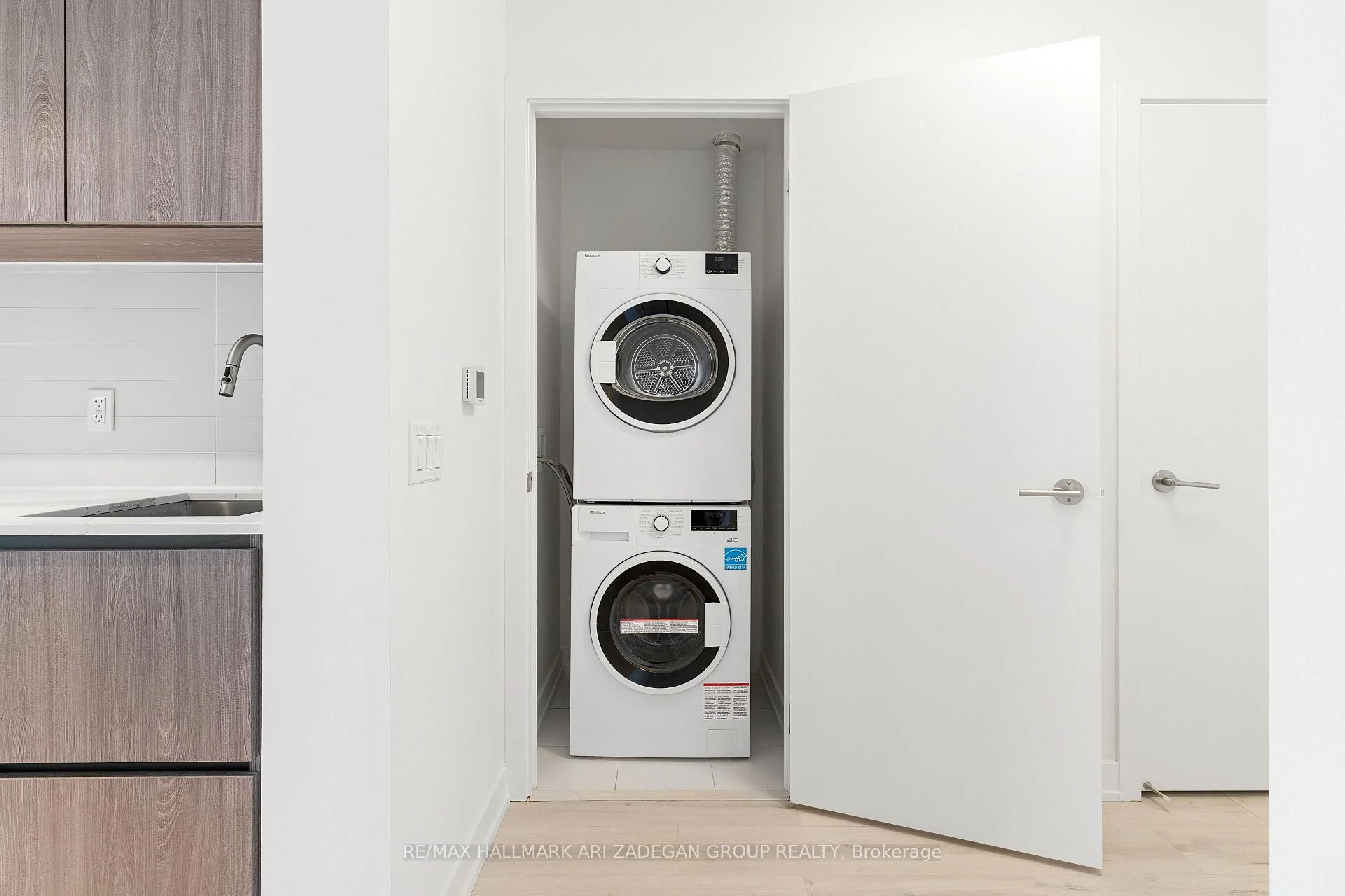 Photo 6 of Unit 2102, 110 Broadway Avenue, Toronto, Mount Pleasant West — HOMEH