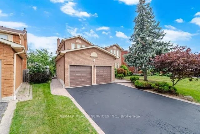 Photo 3 of 49 Turtlecreek Boulevard, Brampton, Fletcher's Creek South — HOMEH