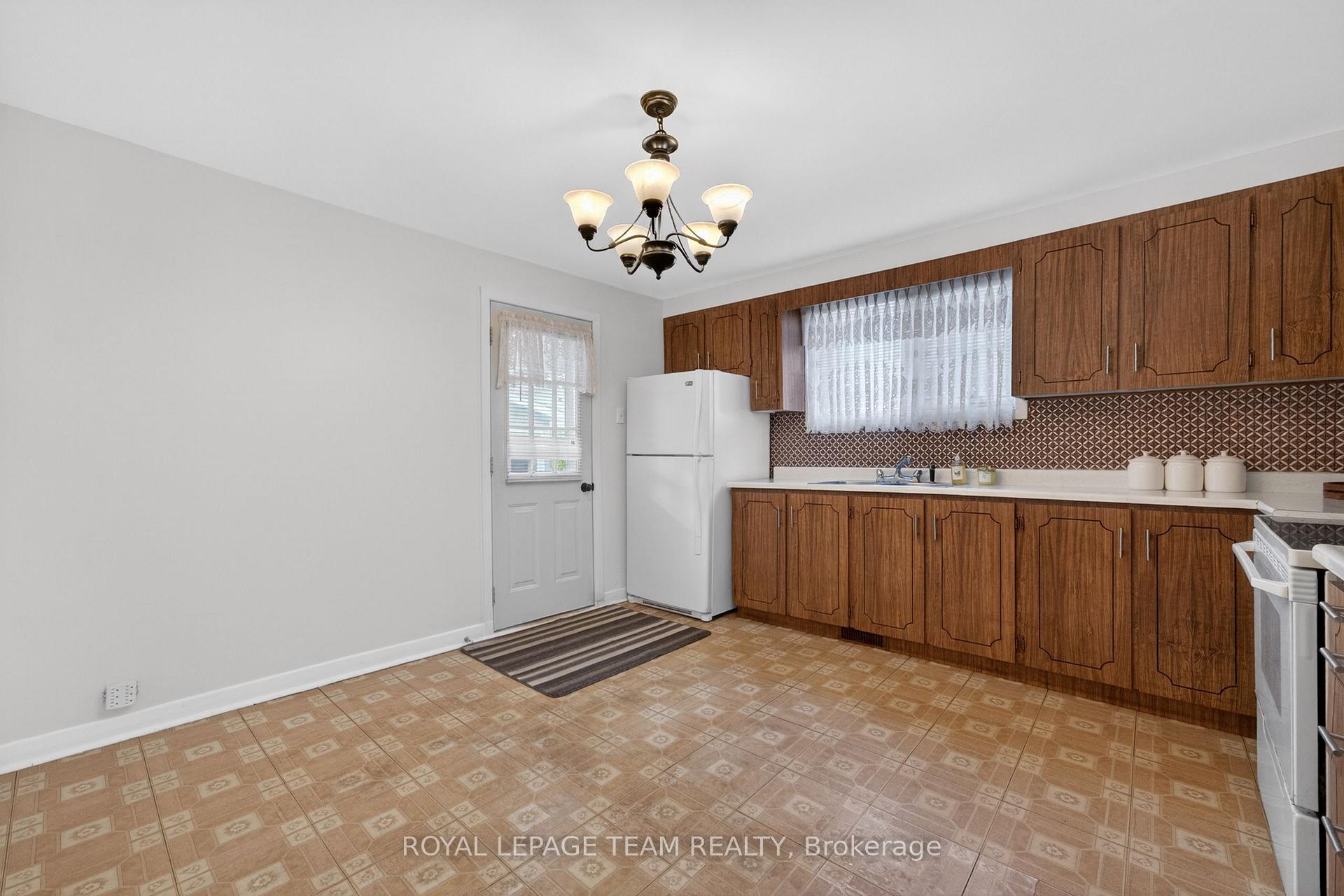 Photo 12 of 274 Breezehill Avenue S, Ottawa, West Centre Town — HOMEH