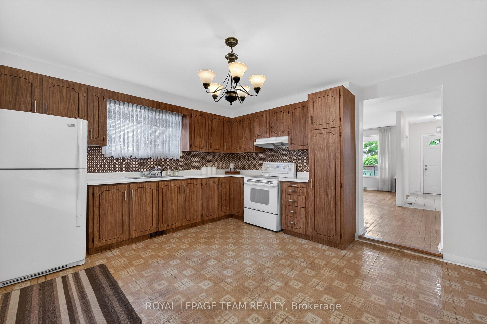 Photo 14 of 274 Breezehill Avenue S, Ottawa, West Centre Town — HOMEH