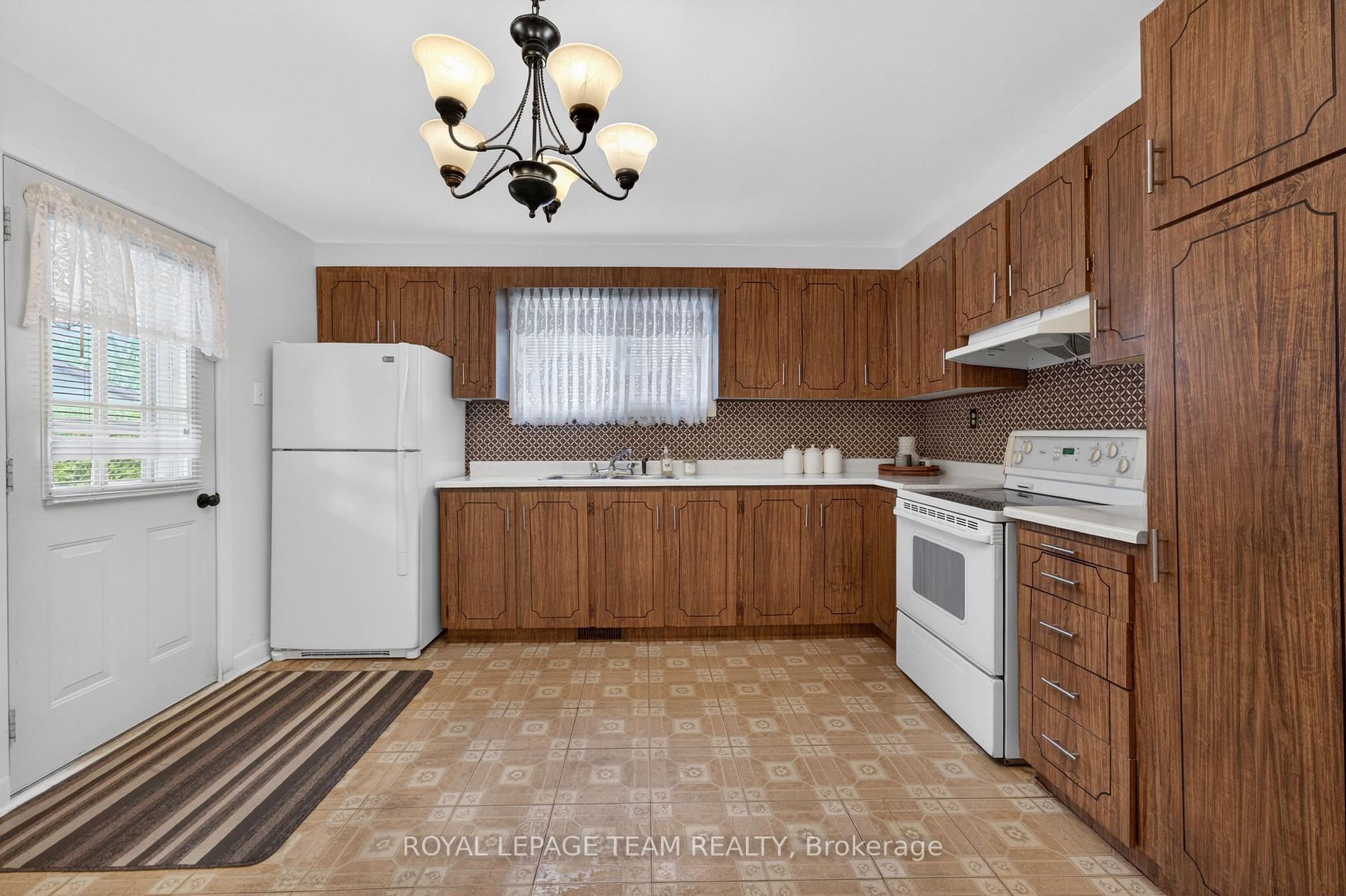 Photo 15 of 274 Breezehill Avenue S, Ottawa, West Centre Town — HOMEH