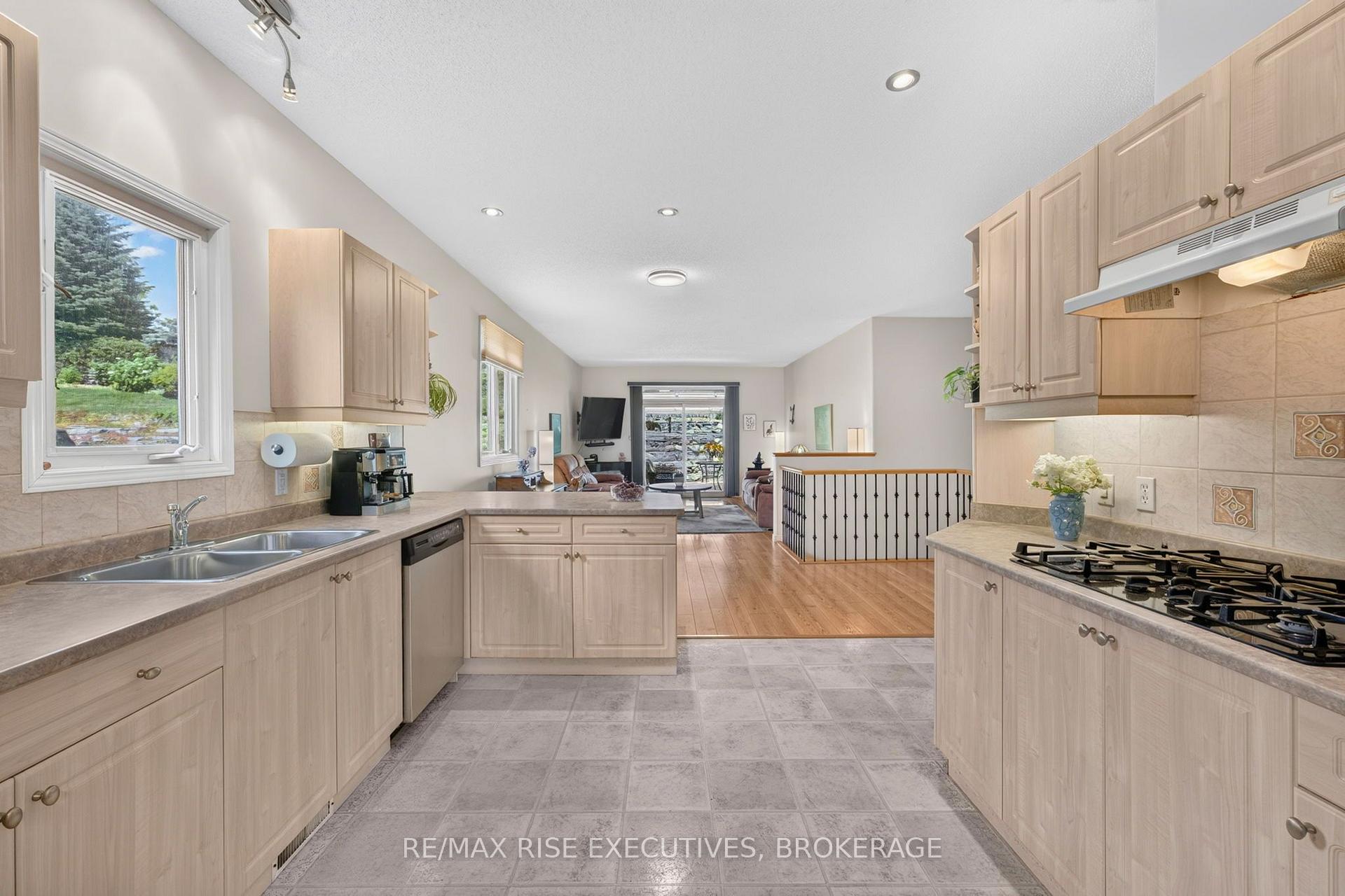 Photo 11 of 550 Weston Crescent, Kingston, East Gardiners Rd — HOMEH