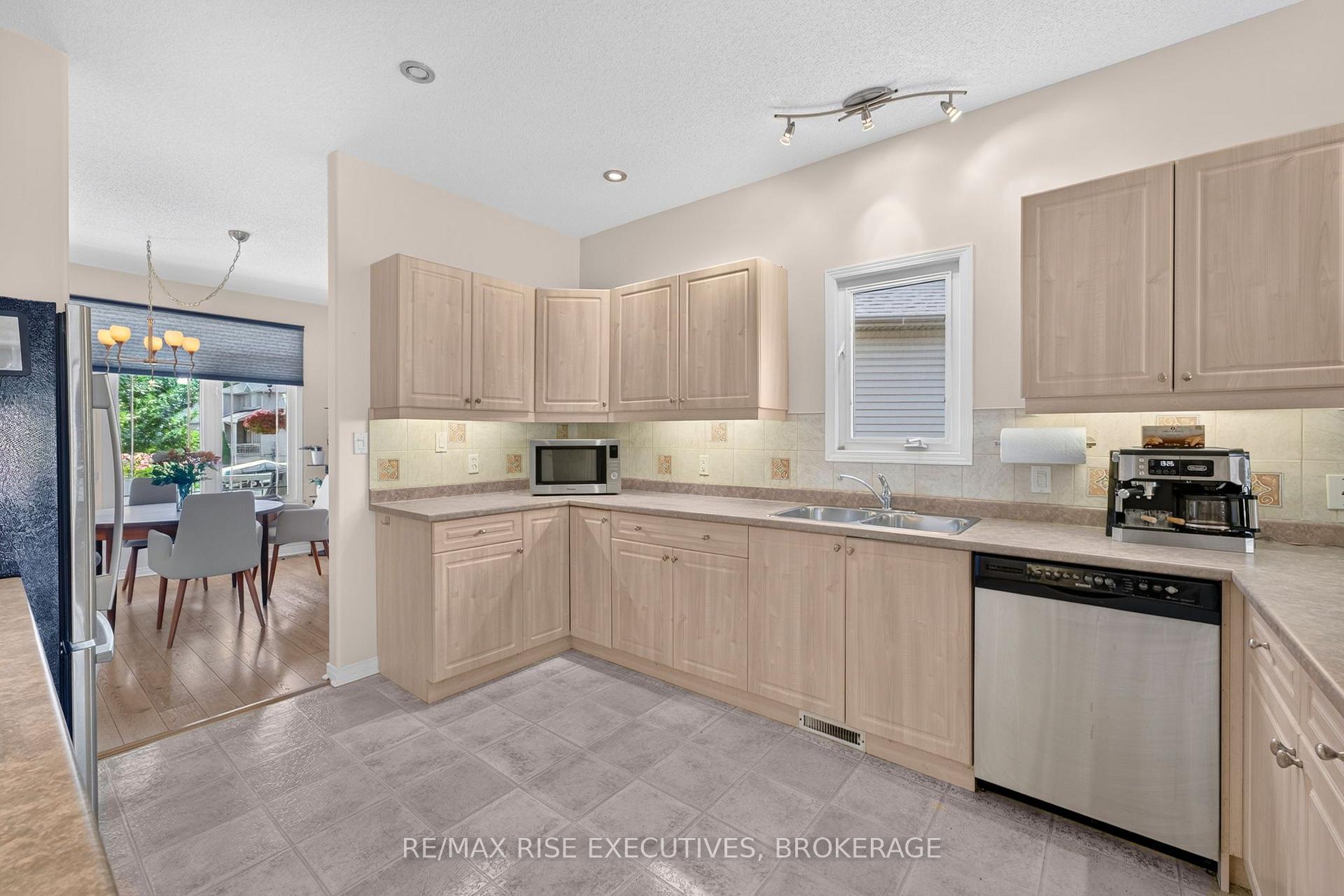 Photo 12 of 550 Weston Crescent, Kingston, East Gardiners Rd — HOMEH
