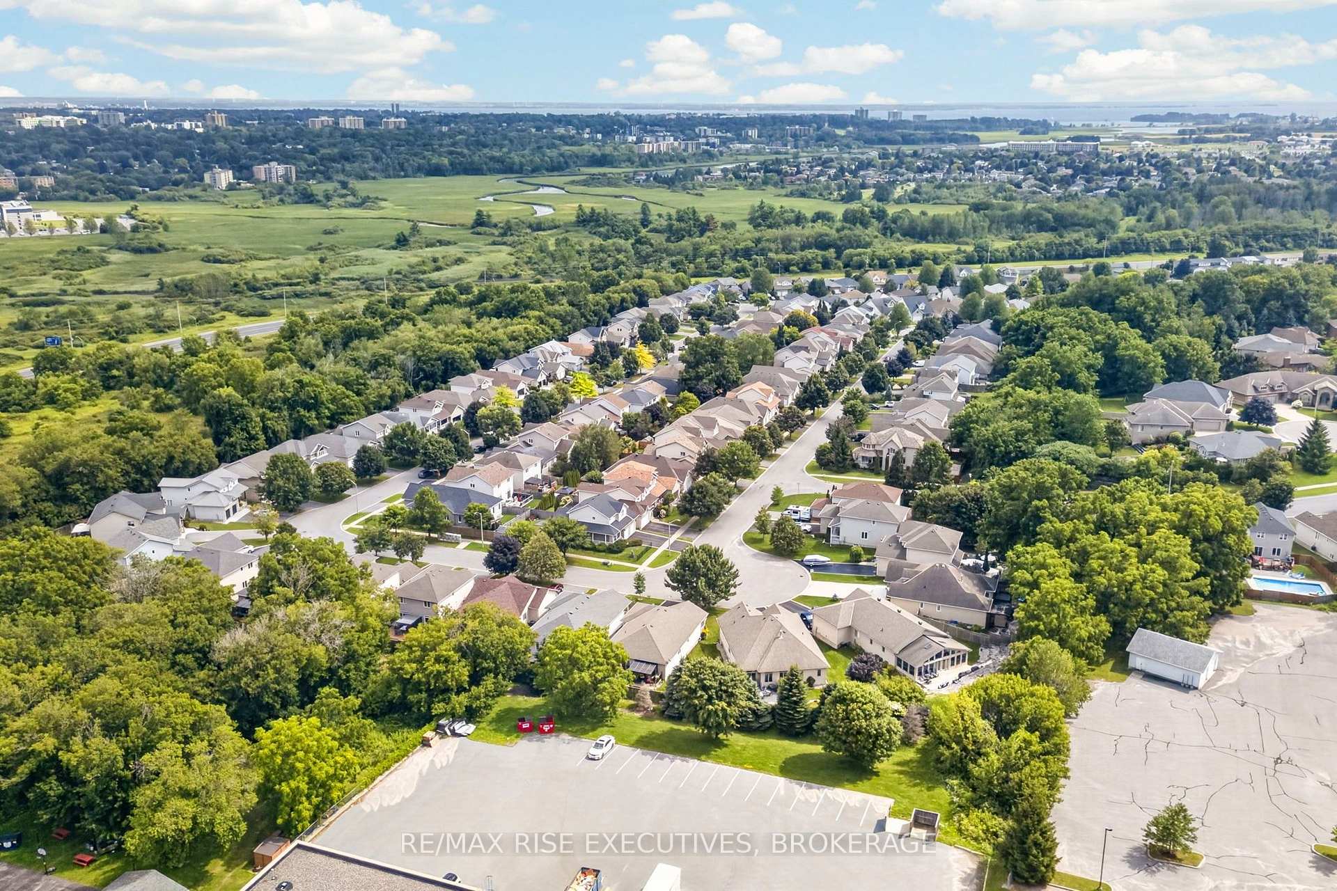 Photo 48 of 550 Weston Crescent, Kingston, East Gardiners Rd — HOMEH