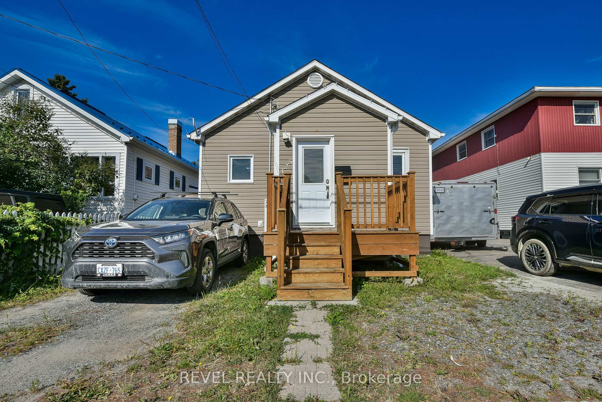 Front of 325 Balsam Street N