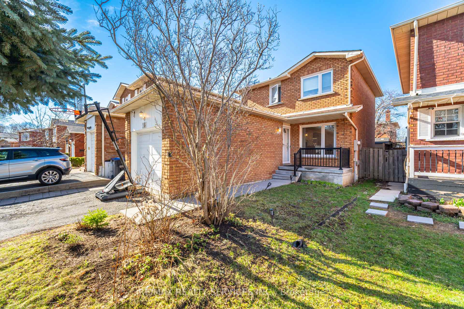 Photo 3 of 16 Langholm Court, Brampton, Heart Lake West — HOMEH