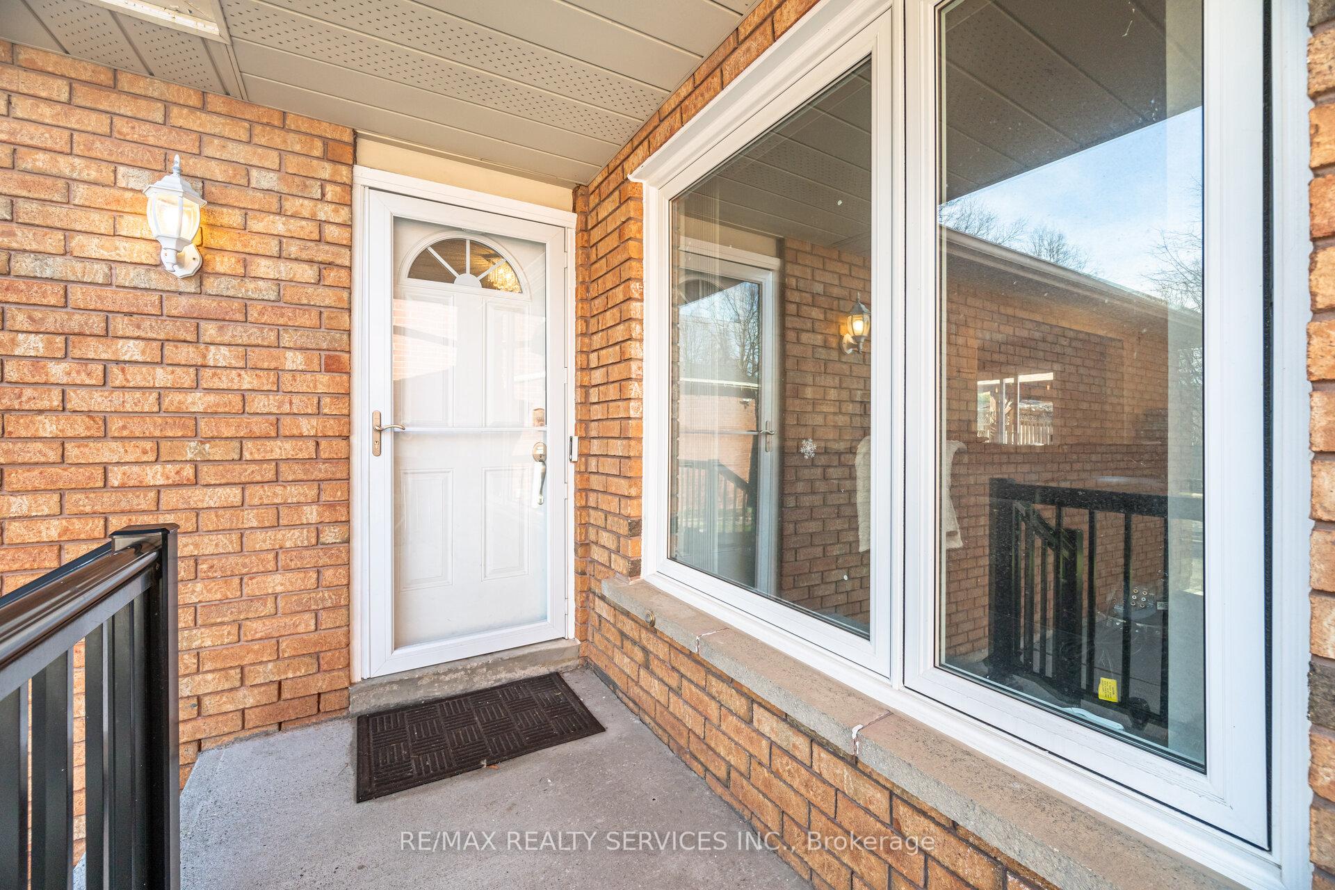 Photo 4 of 16 Langholm Court, Brampton, Heart Lake West — HOMEH