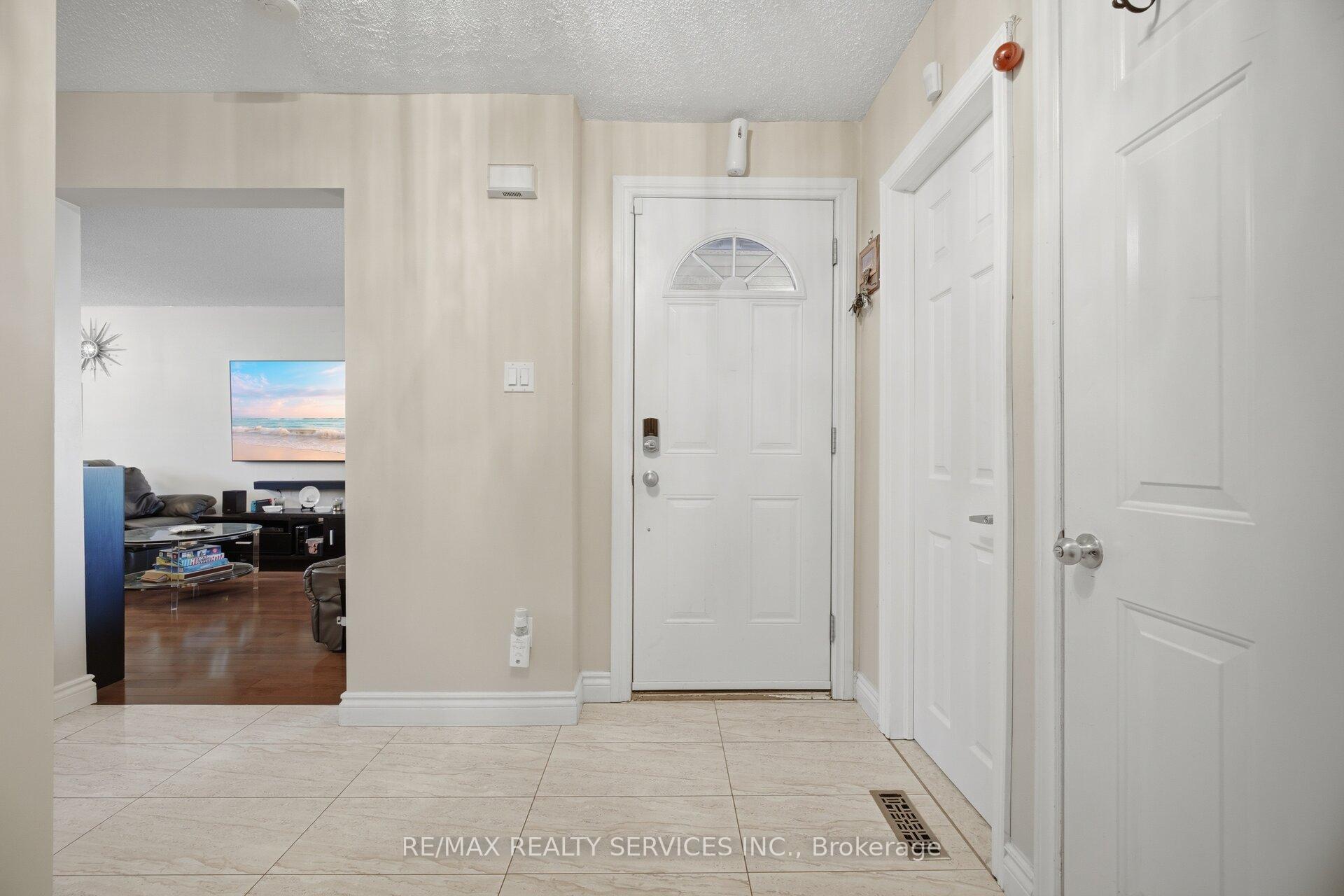 Photo 5 of 16 Langholm Court, Brampton, Heart Lake West — HOMEH