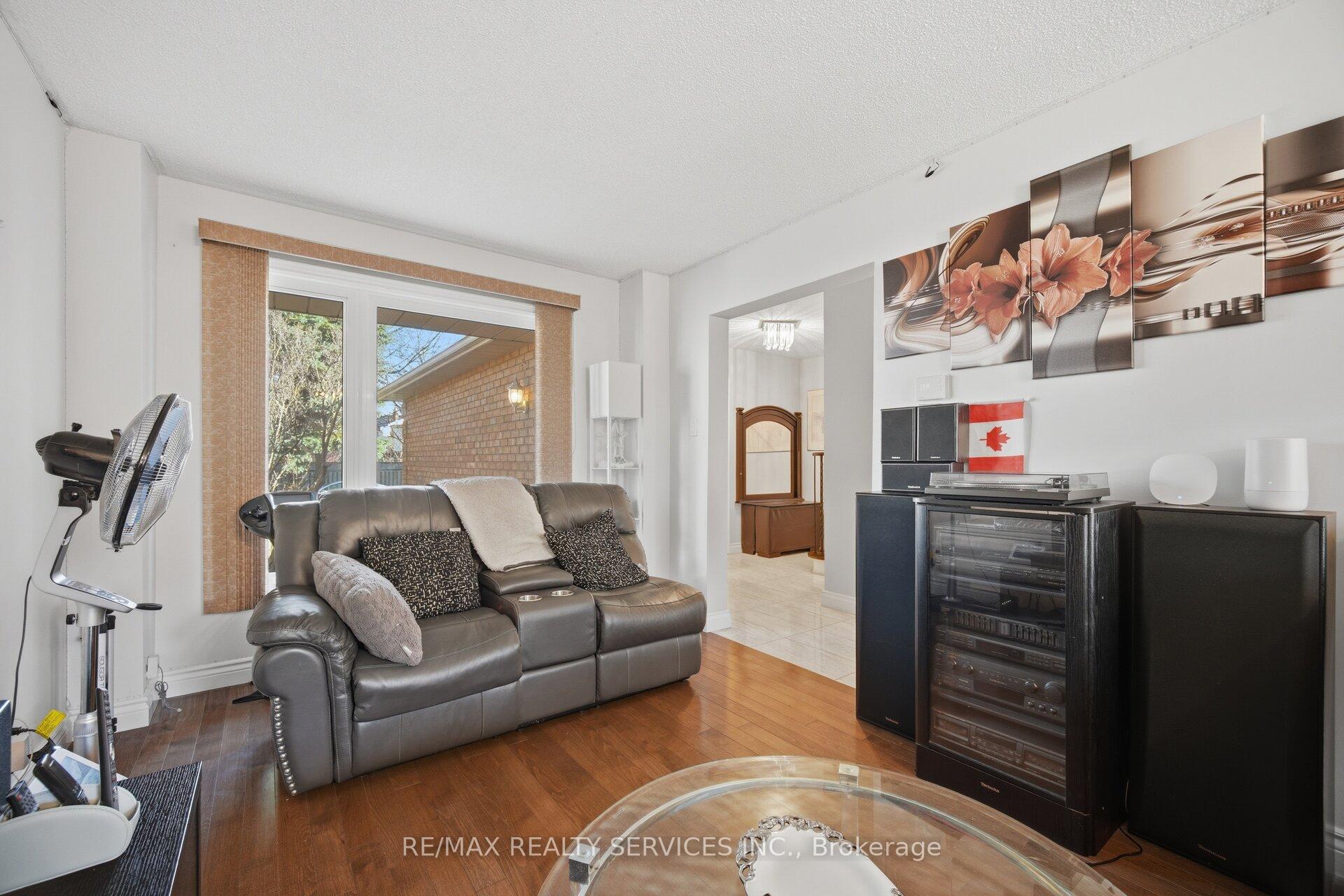 Photo 7 of 16 Langholm Court, Brampton, Heart Lake West — HOMEH