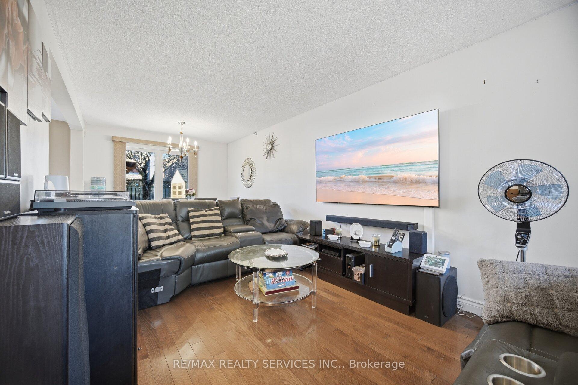 Photo 8 of 16 Langholm Court, Brampton, Heart Lake West — HOMEH