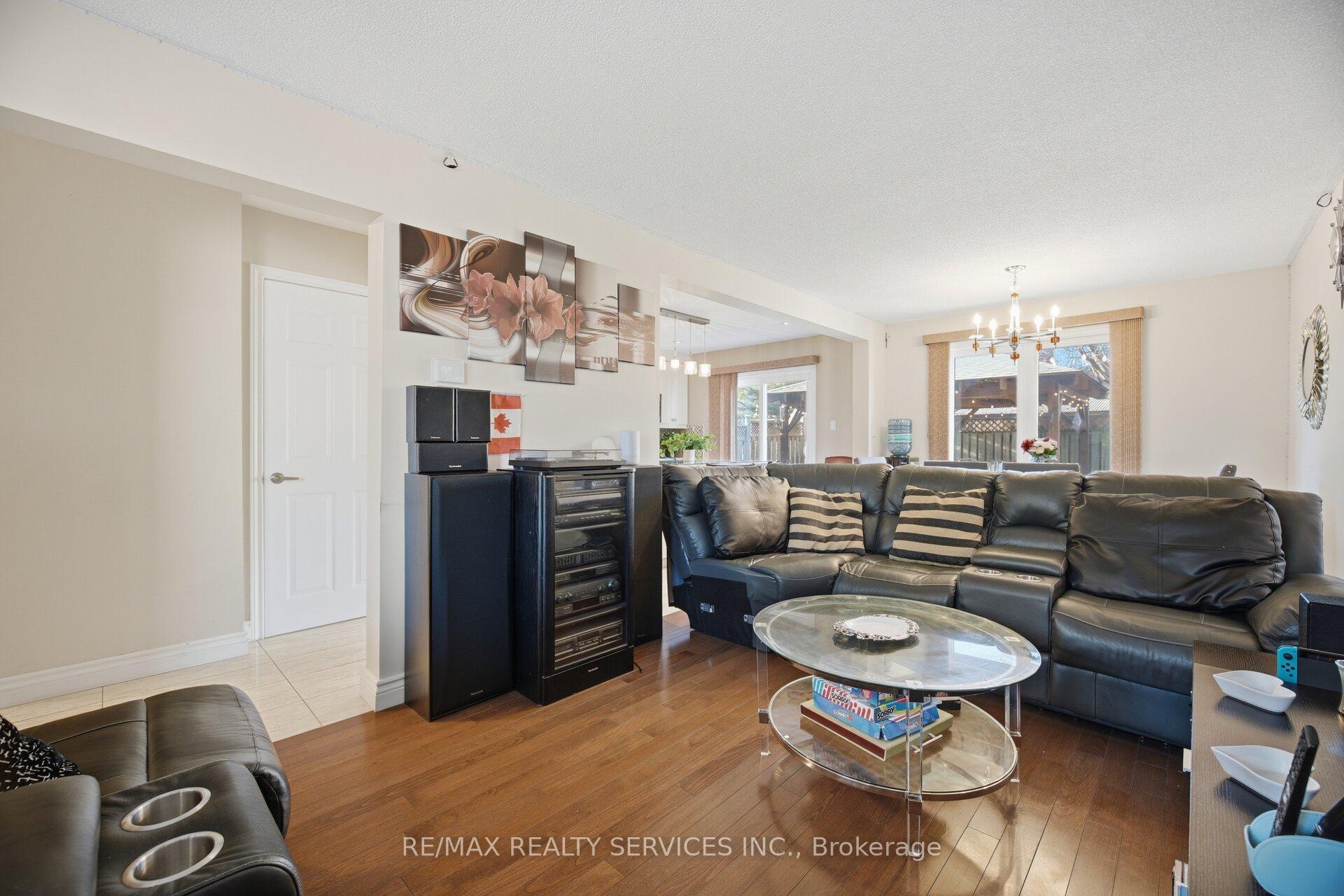 Photo 9 of 16 Langholm Court, Brampton, Heart Lake West — HOMEH