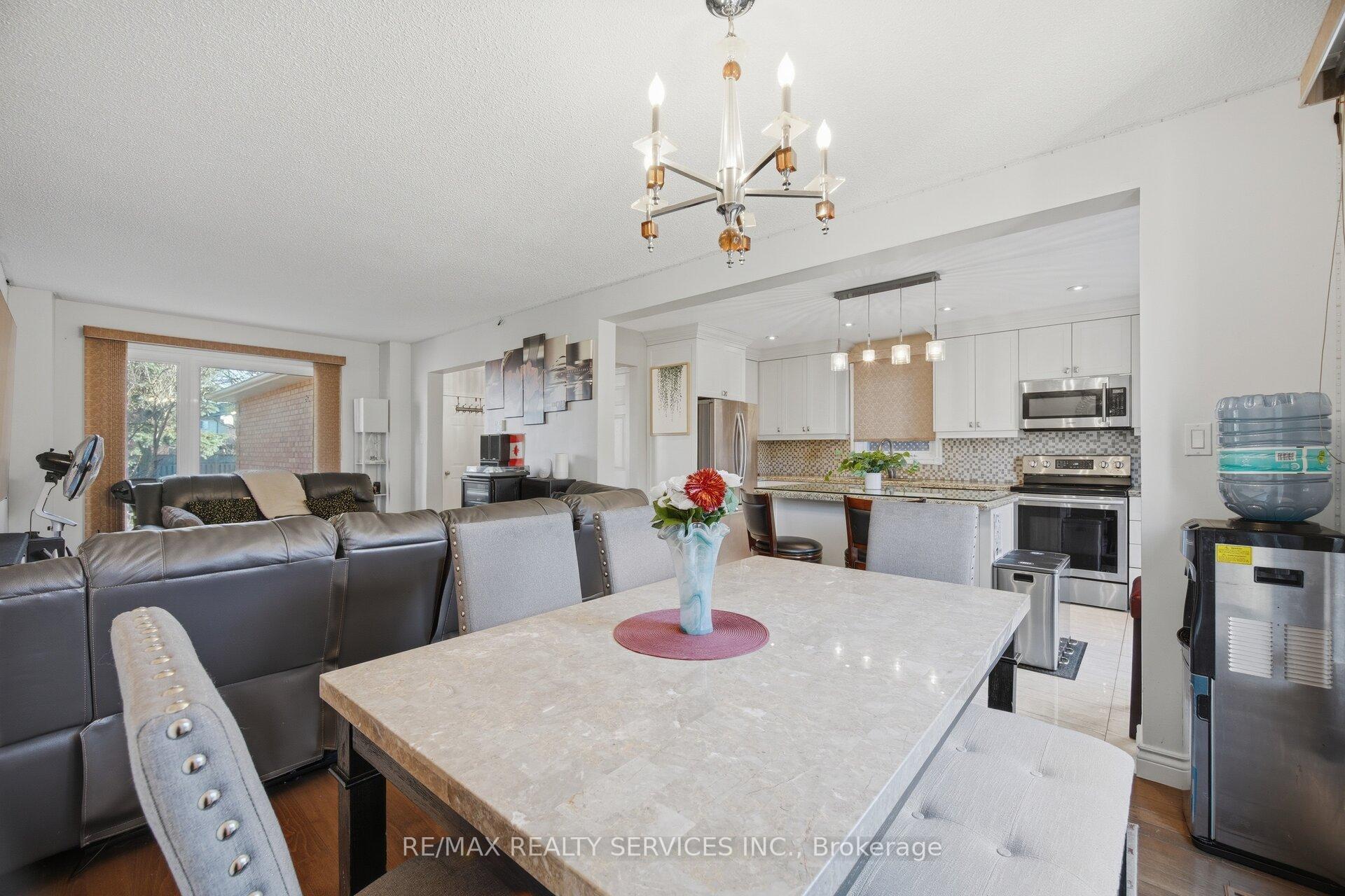 Photo 12 of 16 Langholm Court, Brampton, Heart Lake West — HOMEH
