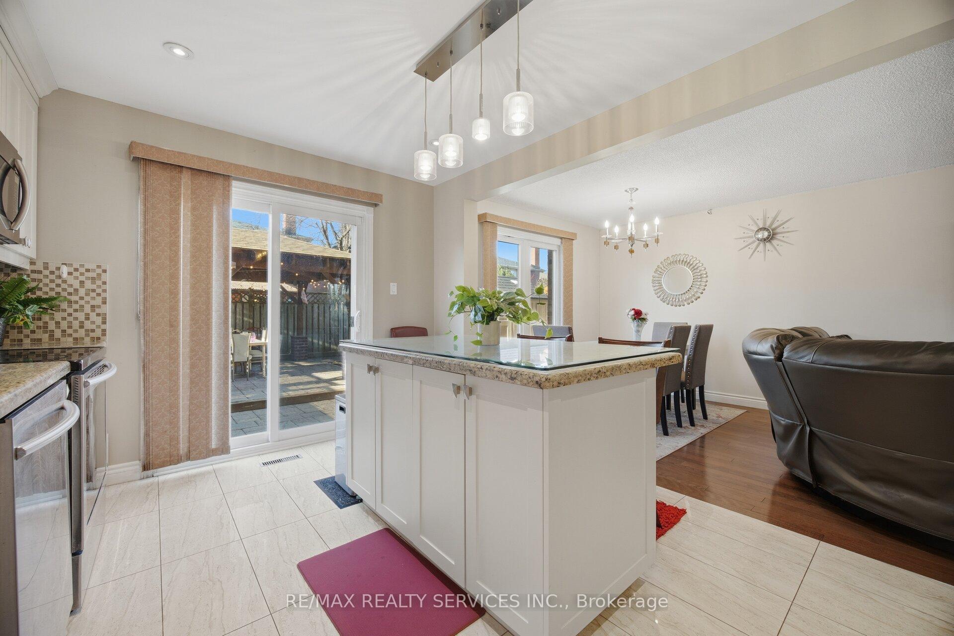 Photo 13 of 16 Langholm Court, Brampton, Heart Lake West — HOMEH