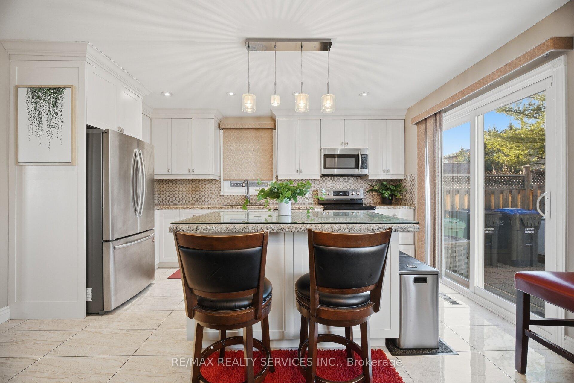 Photo 14 of 16 Langholm Court, Brampton, Heart Lake West — HOMEH