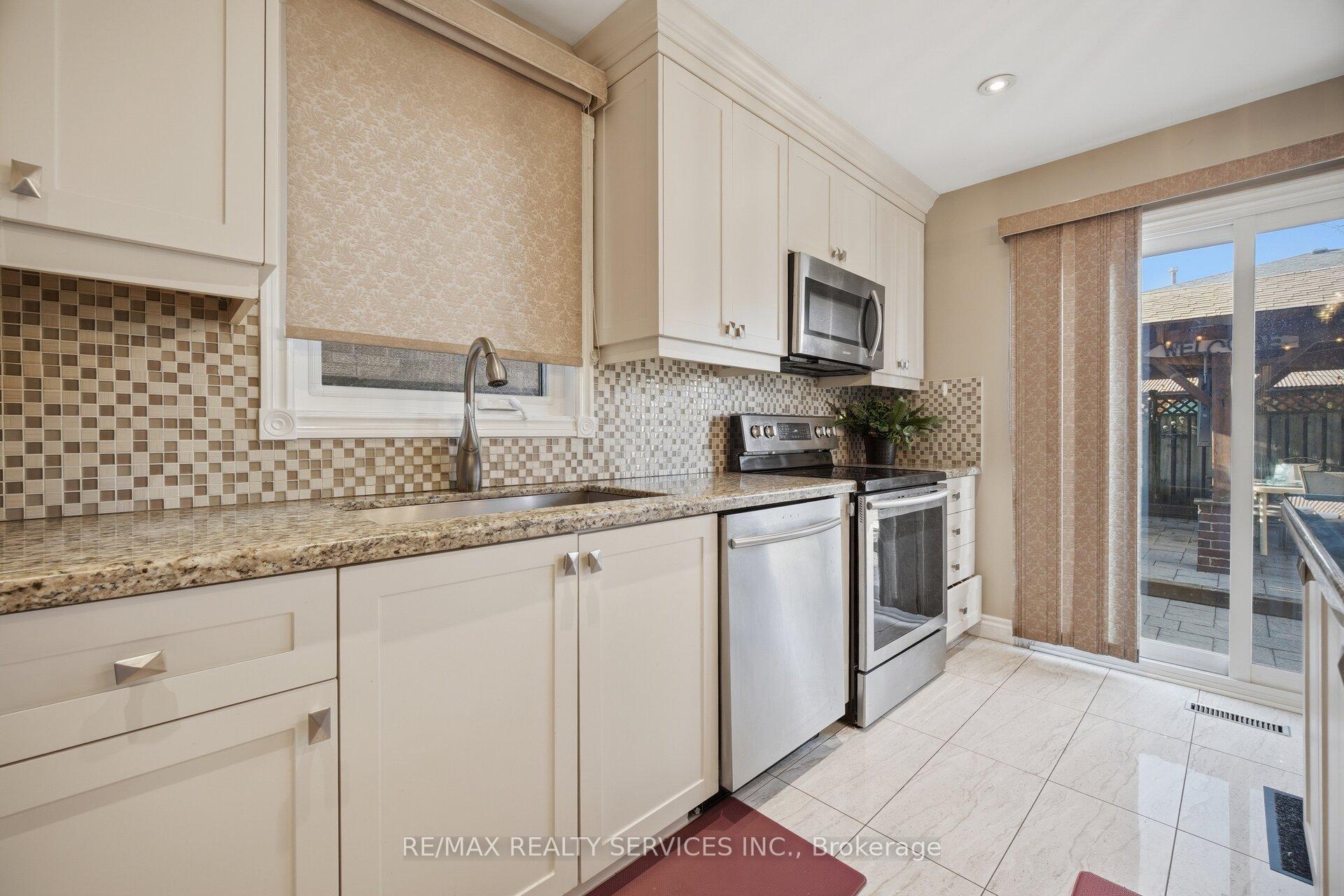 Photo 15 of 16 Langholm Court, Brampton, Heart Lake West — HOMEH
