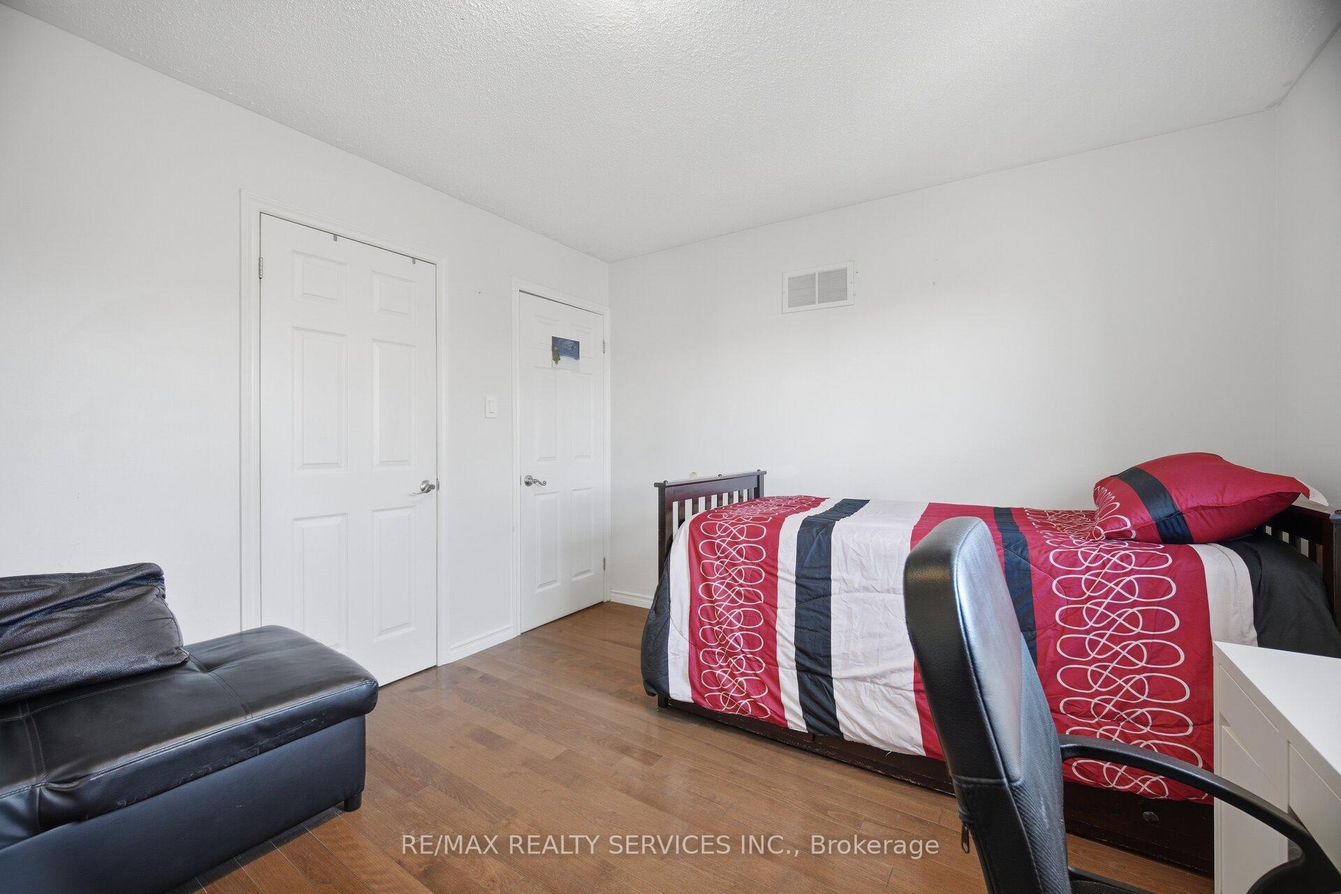 Photo 22 of 16 Langholm Court, Brampton, Heart Lake West — HOMEH