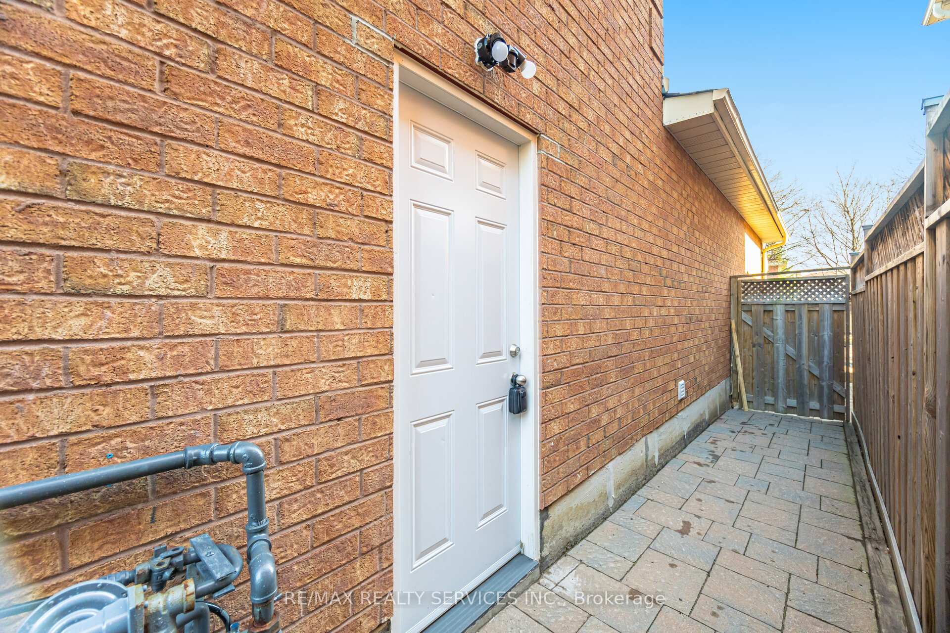 Photo 50 of 16 Langholm Court, Brampton, Heart Lake West — HOMEH