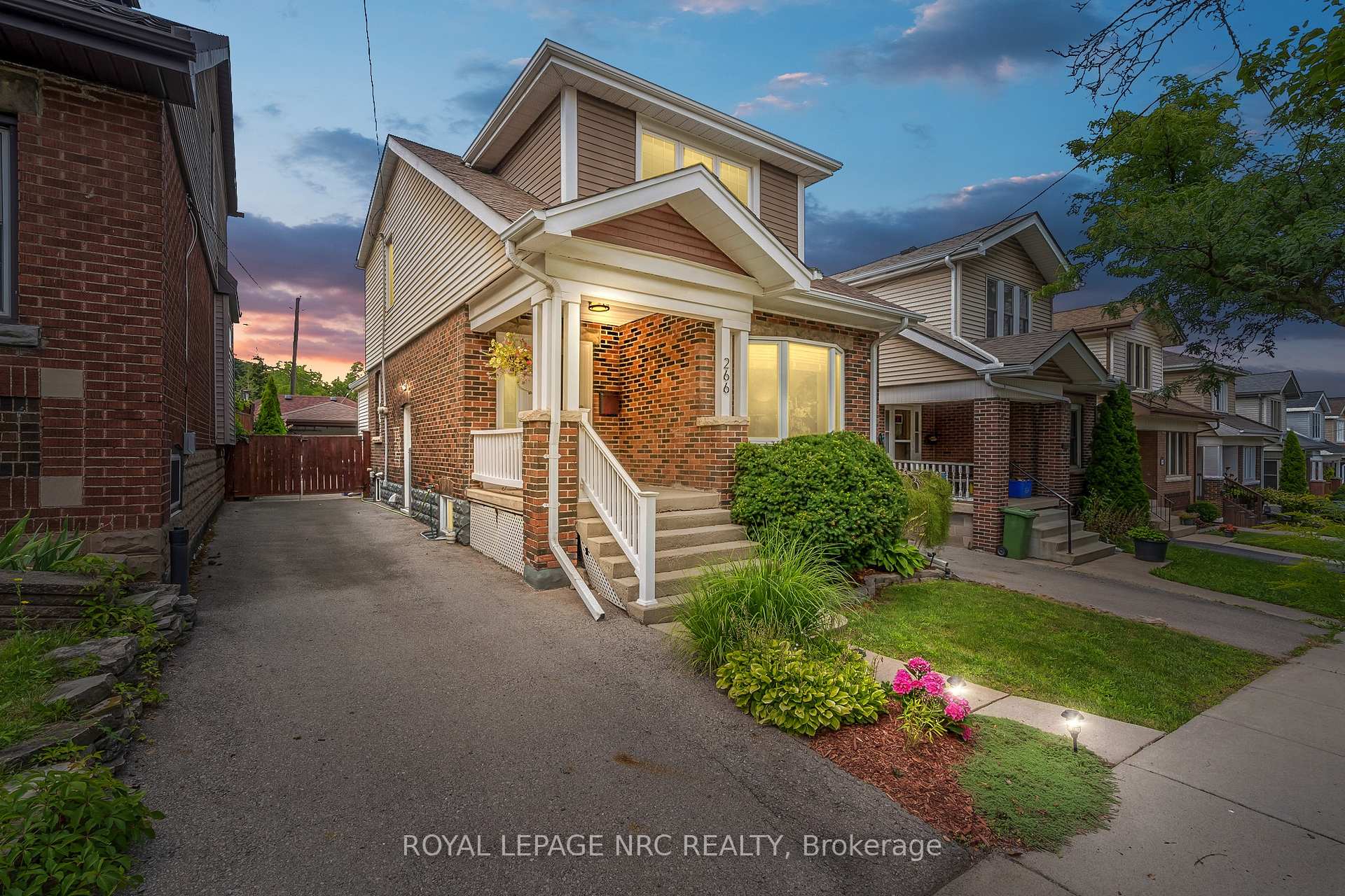 Photo 2 of 266 London Street S, Hamilton, Delta — HOMEH