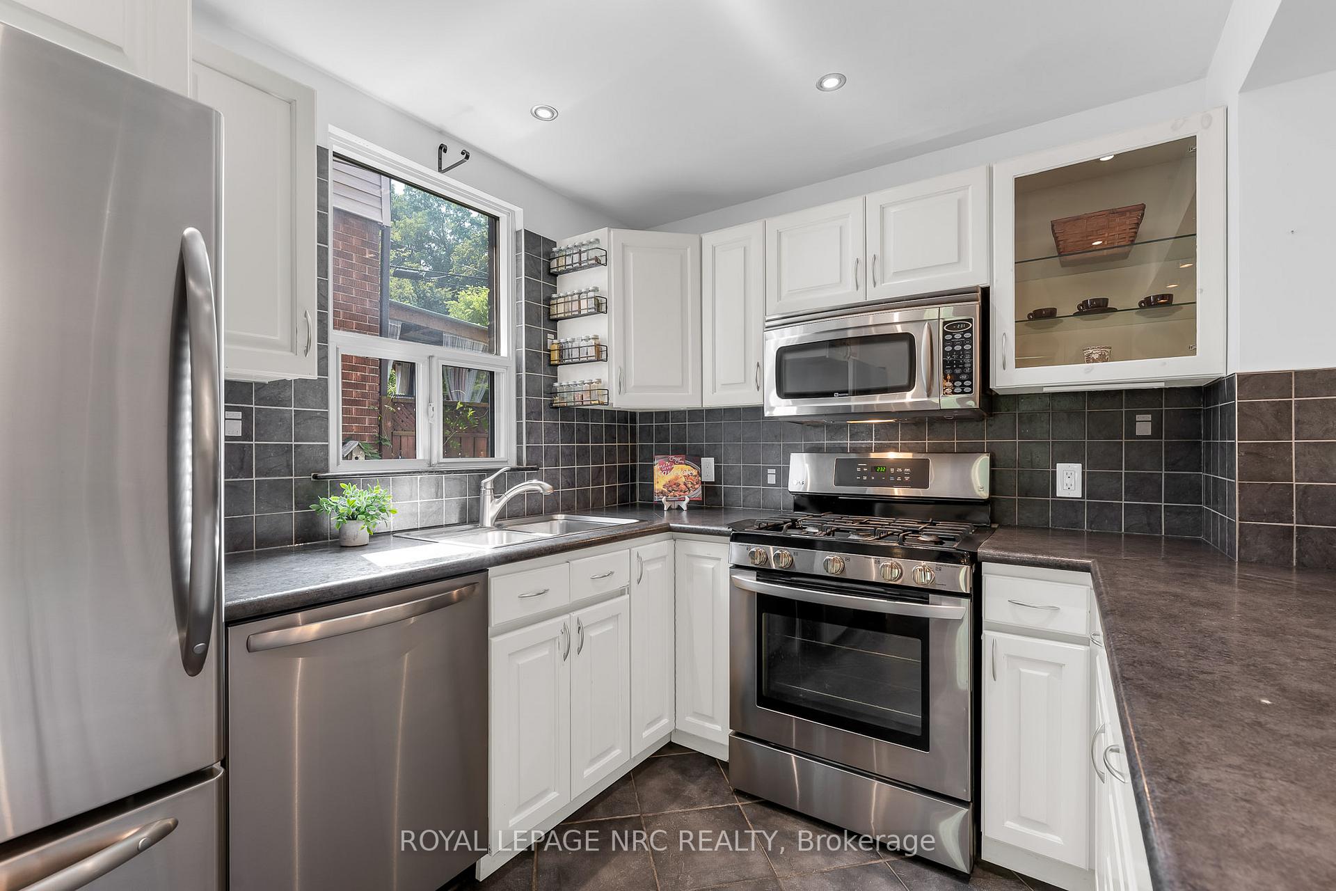 Photo 14 of 266 London Street S, Hamilton, Delta — HOMEH