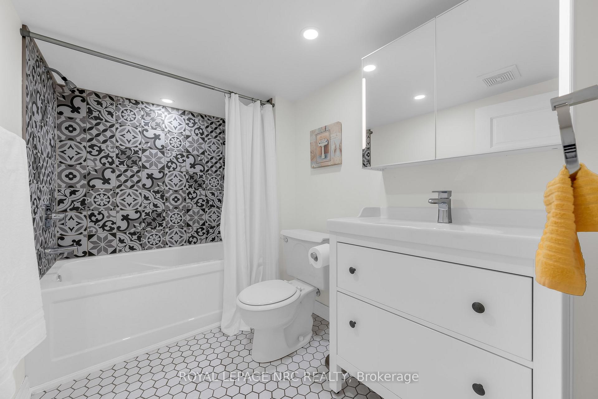 Photo 30 of 266 London Street S, Hamilton, Delta — HOMEH