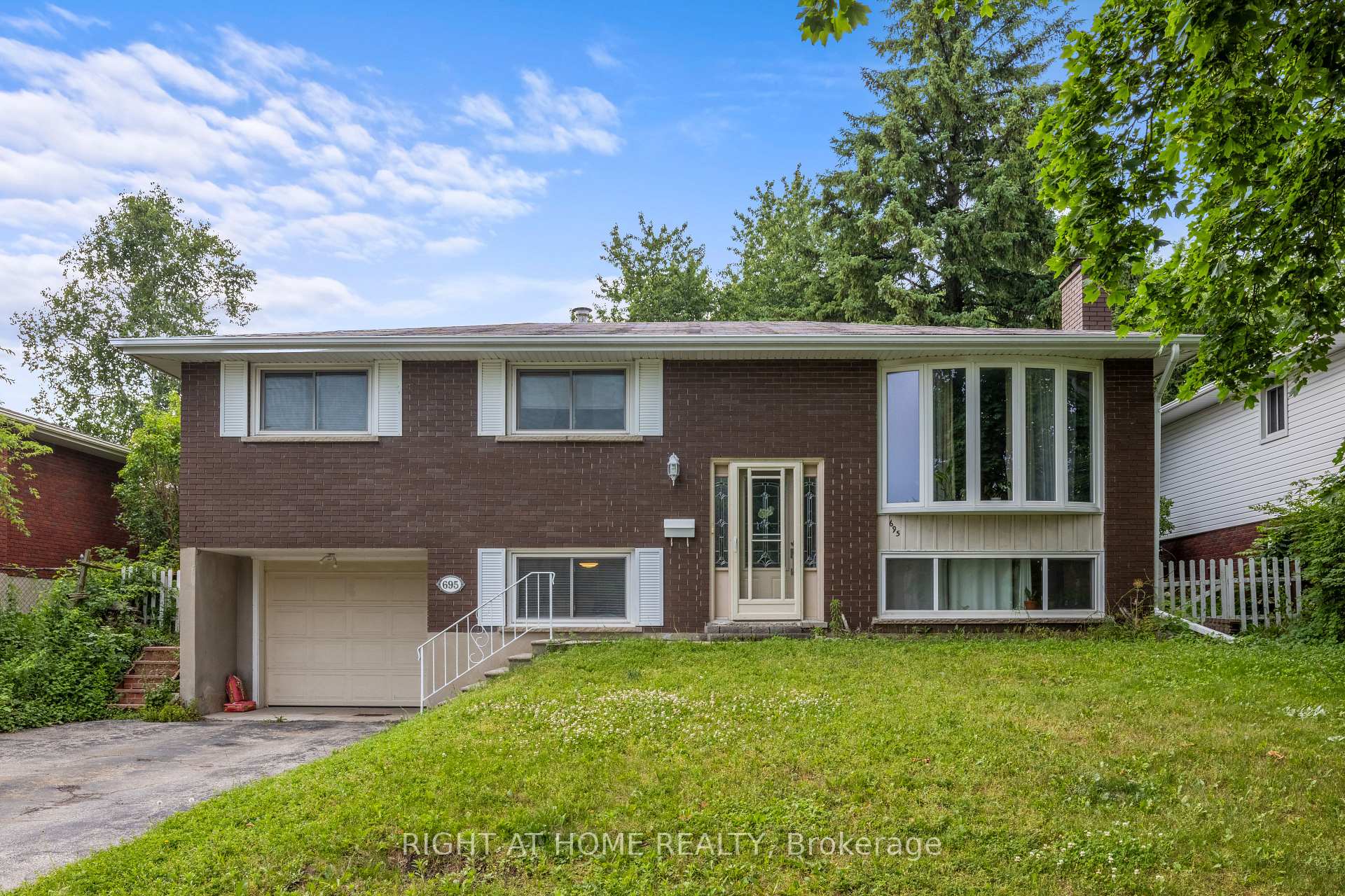Photo 2 of Unit Upper, 695 Glen Forrest Boulevard, Waterloo, North Lakeshore — HOMEH