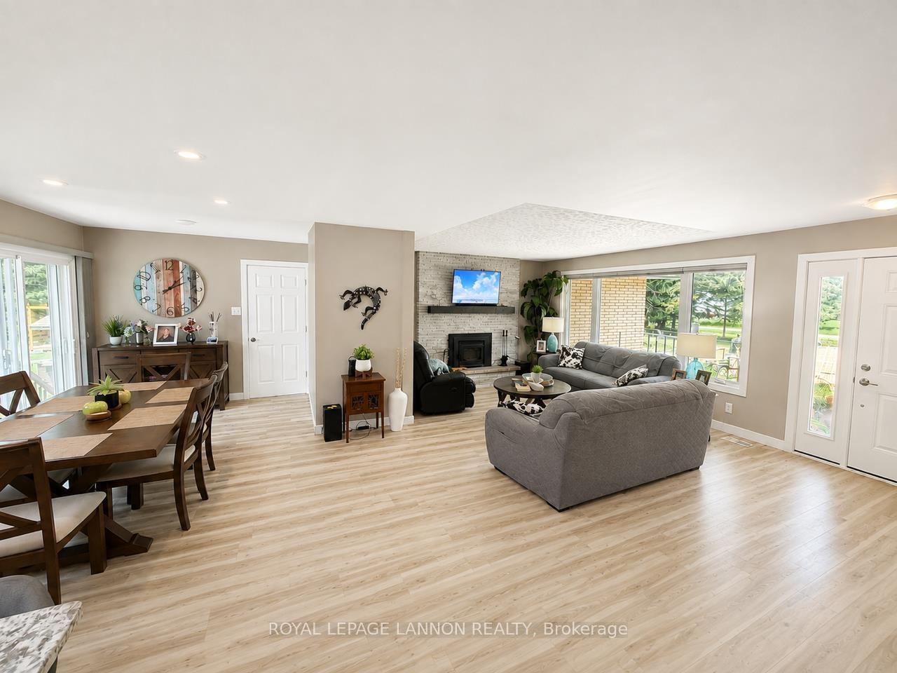Photo 2 of 3135 Lloyd Street, Thunder Bay, Rosslyn Road — HOMEH